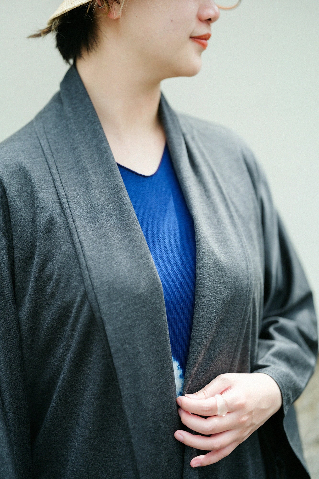 Beidseitig gearbeitet (Ryōmen-ami) Kurzarm-Orchidee (Kosode Randa) / Aschgrau (Keshizumi-iro) 