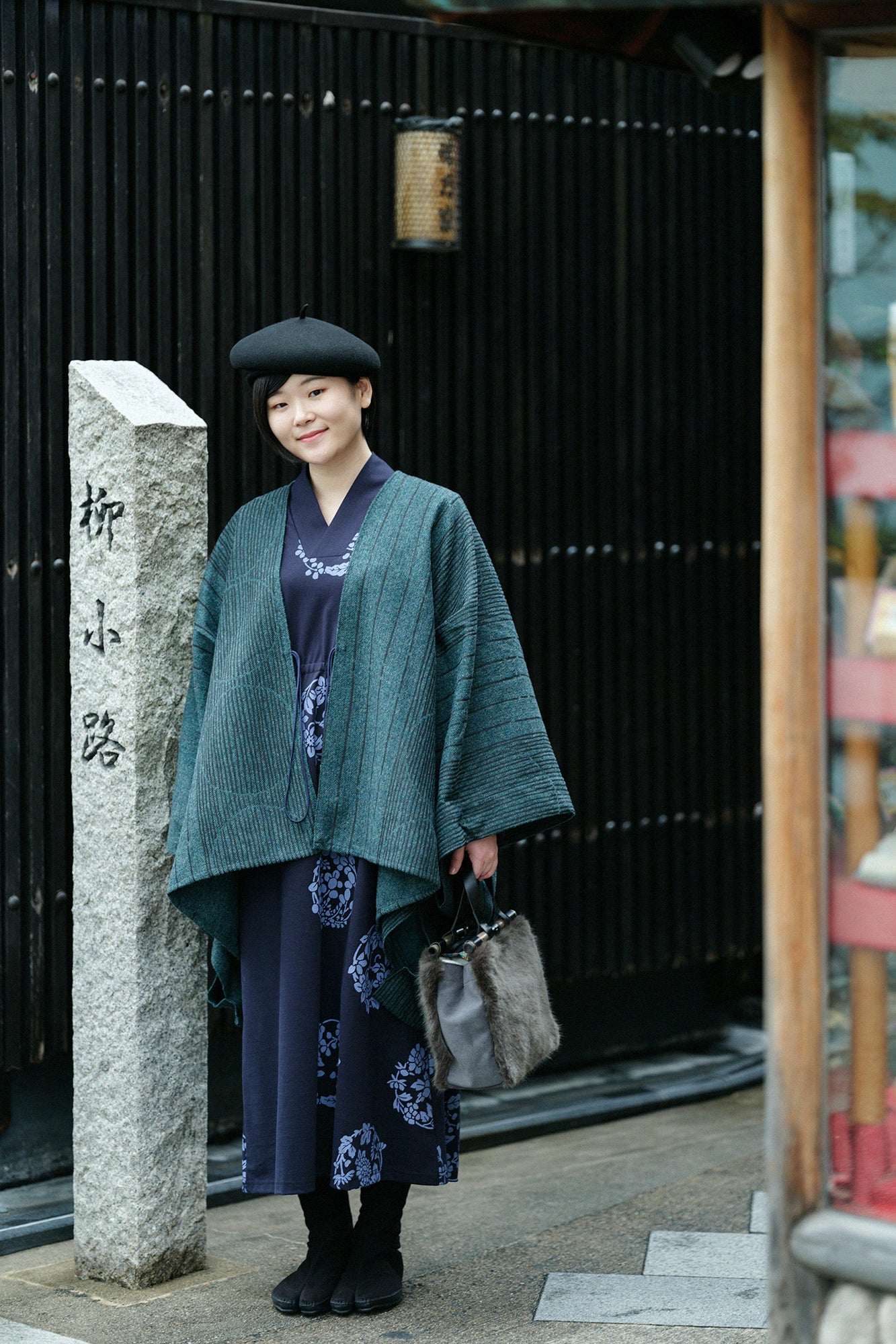 60雙線 狹風靡 和服領長版洋裝／花丸紋樣 散花和留白 藍黑色