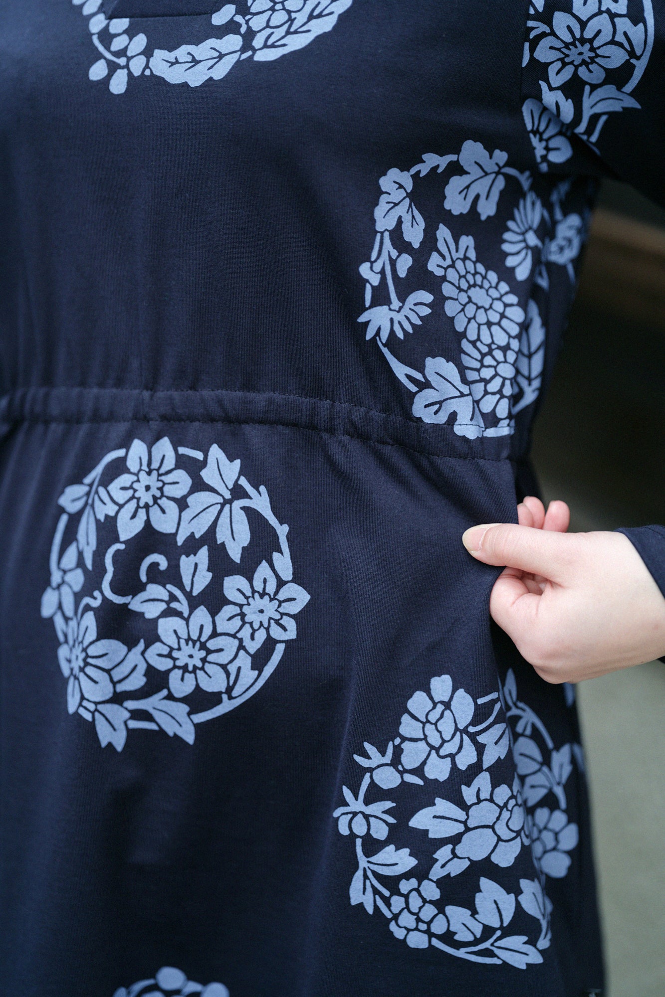 60雙線 狹風靡 和服領長版洋裝／花丸紋樣 散花和留白 藍黑色