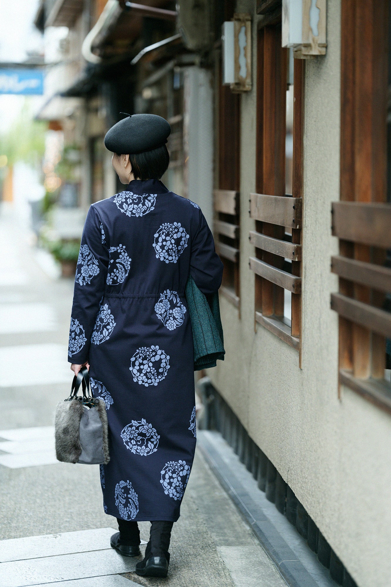 60雙線 狹風靡 和服領長版洋裝／花丸紋樣 散花和留白 藍黑色