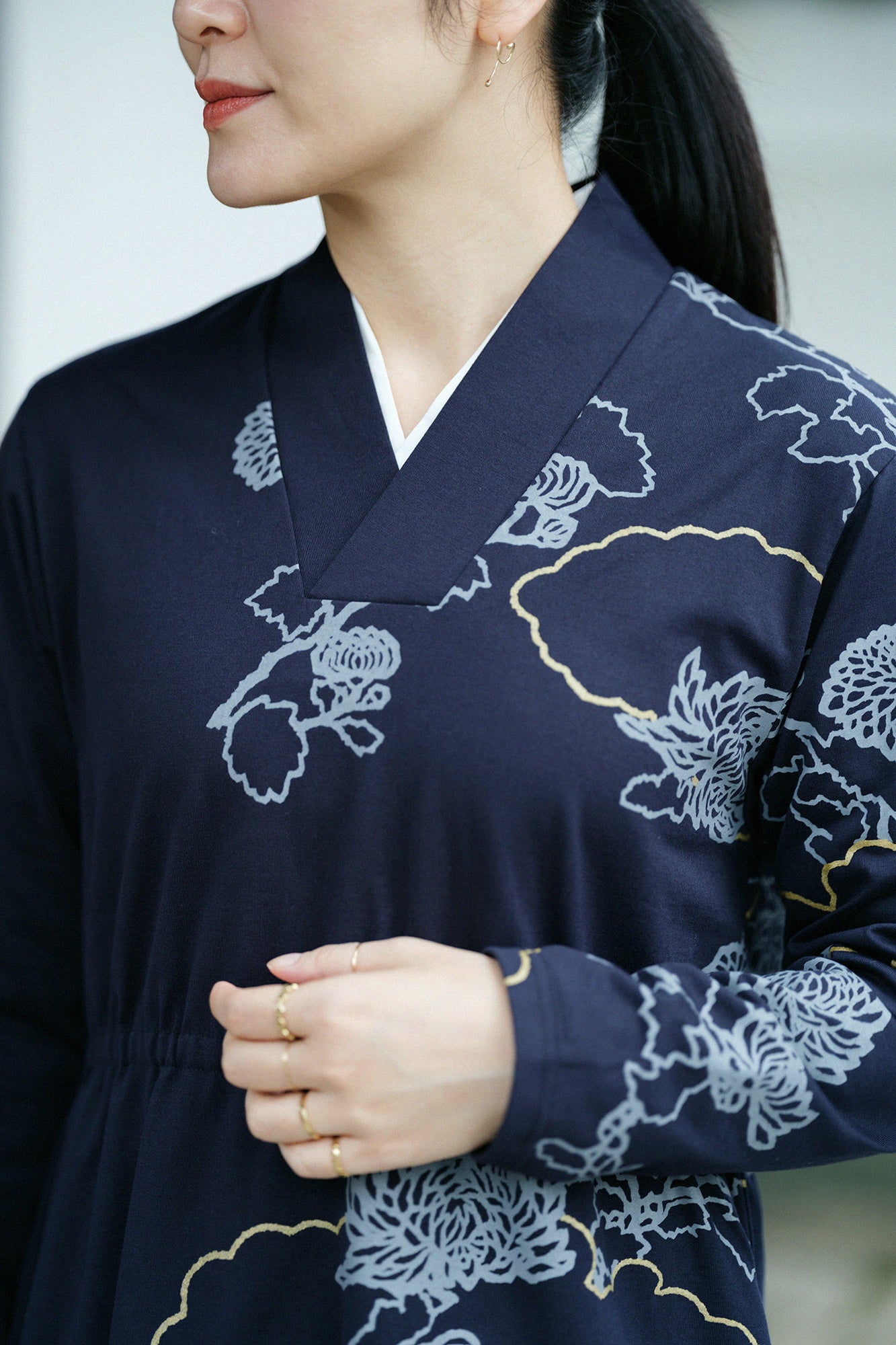 60雙平紋針織布 狭風靡 和服領長版洋裝／雲取菊與留白 藍黑色