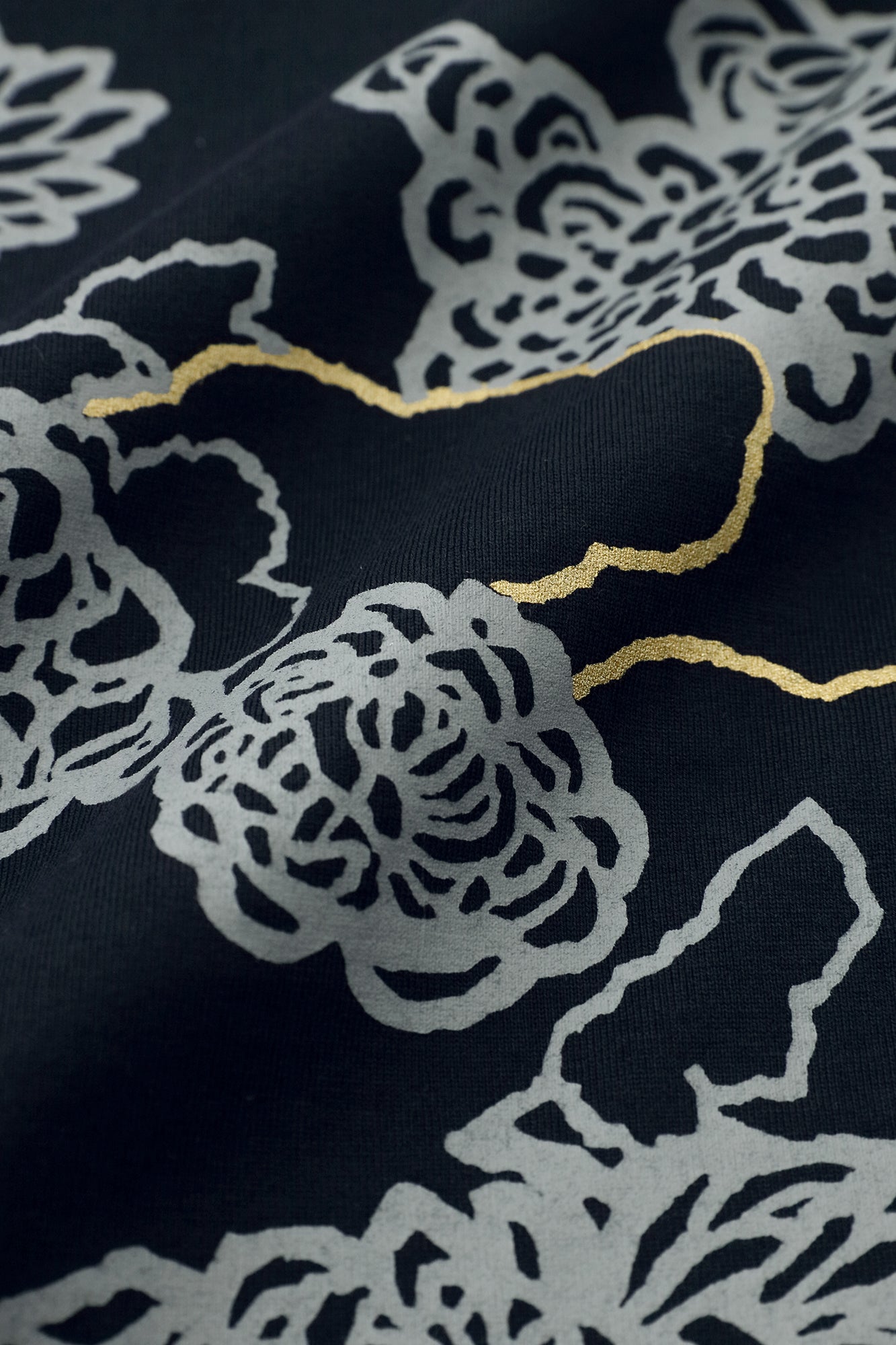 60雙平紋針織布 狭風靡 和服領長版洋裝／雲取菊與留白 藍黑色