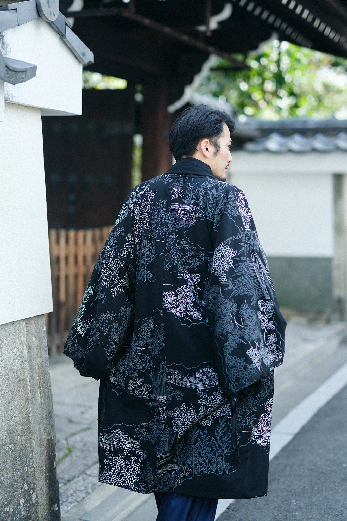 梳毛（そもう） 綾織（あやおり） 宮中袖（きゅうちゅうそで） 間（けん） 単（ひとえ）／涼やか（すずやか） 濡羽色（ぬればいろ）