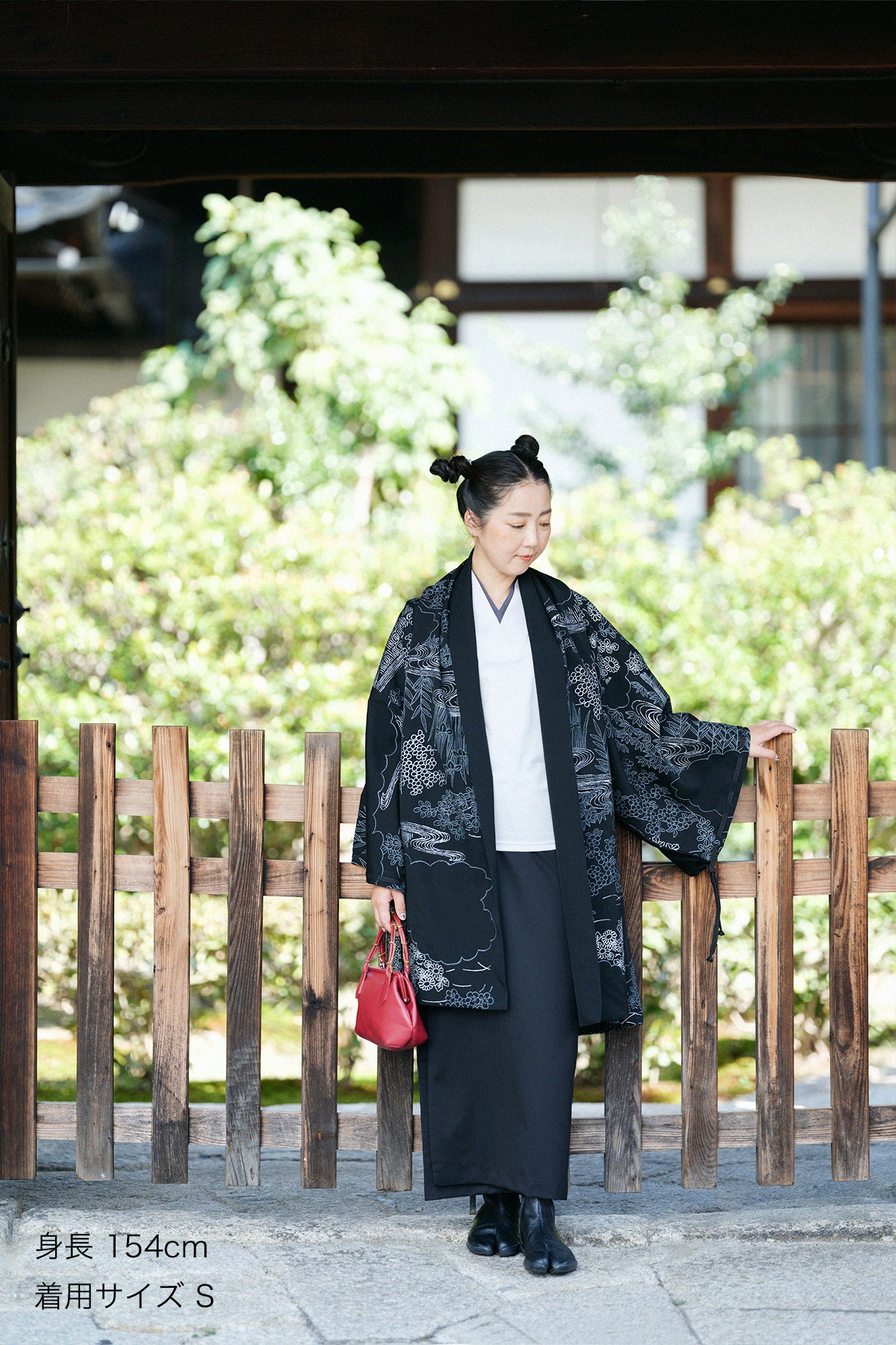 梳毛（そもう） 綾織（あやおり） 宮中袖（きゅうちゅうそで） 間（けん） 単（ひとえ）／涼やか（すずやか） 濡羽色（ぬればいろ）