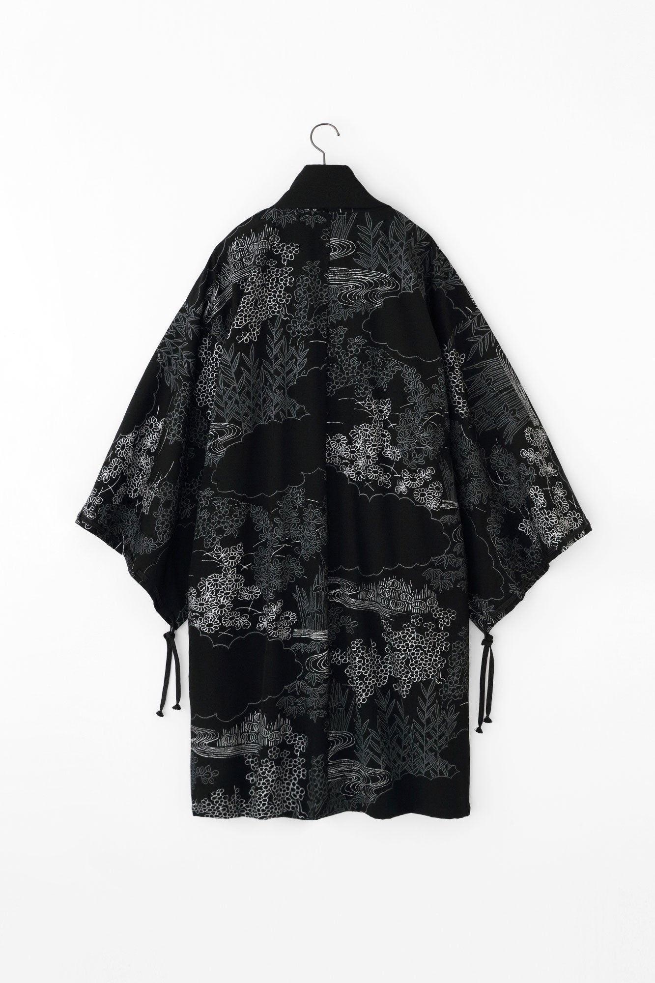 梳毛（そもう） 綾織（あやおり） 宮中袖（きゅうちゅうそで） 間（けん） 単（ひとえ）／涼やか（すずやか） 濡羽色（ぬればいろ）