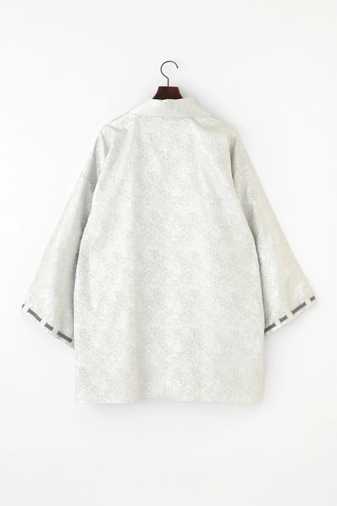 Jacquard, kaiserliche Ärmel, kurzes Gewand, Futter/Silberweiß