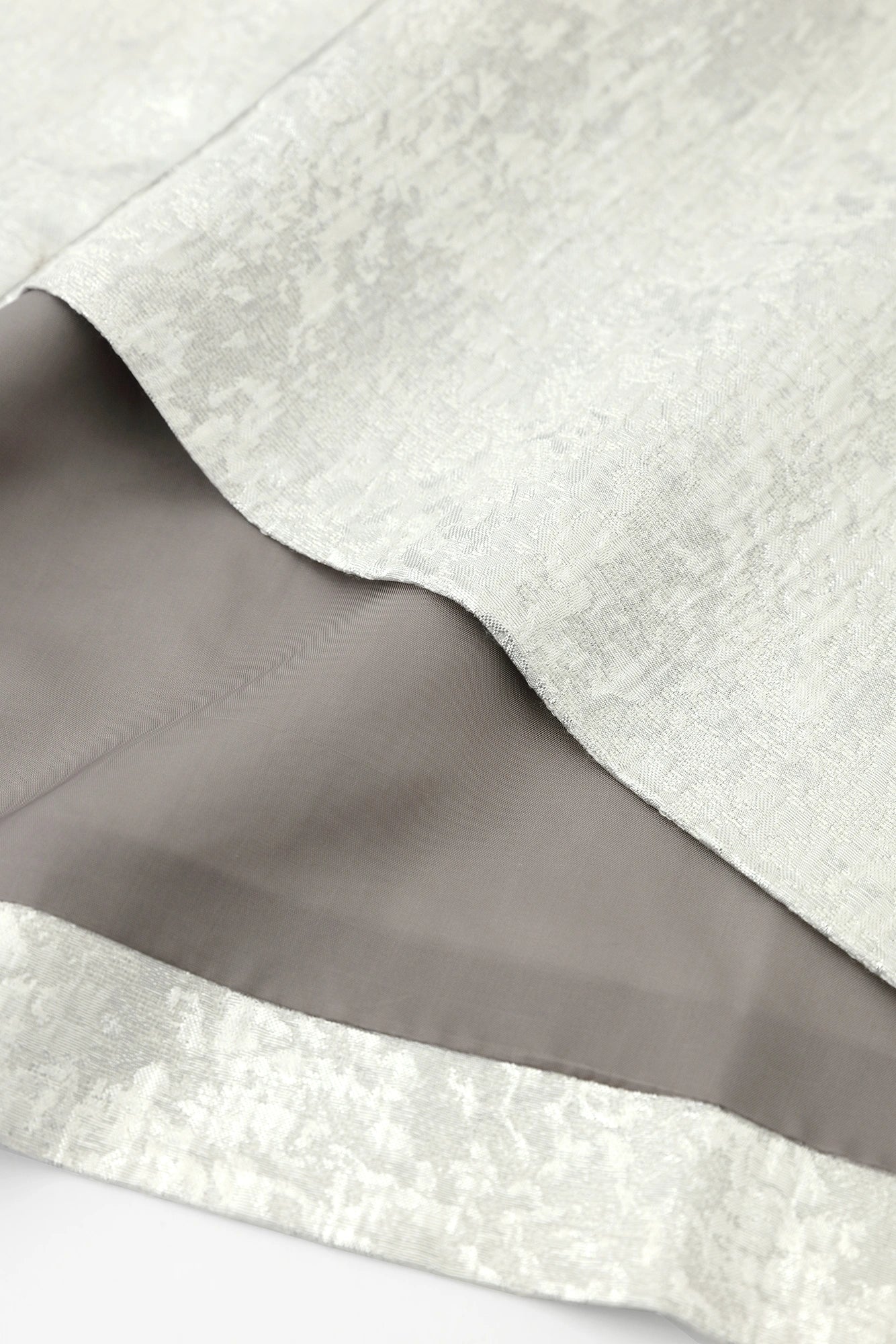 Jacquard, kaiserliche Ärmel, kurzes Gewand, Futter/Silberweiß