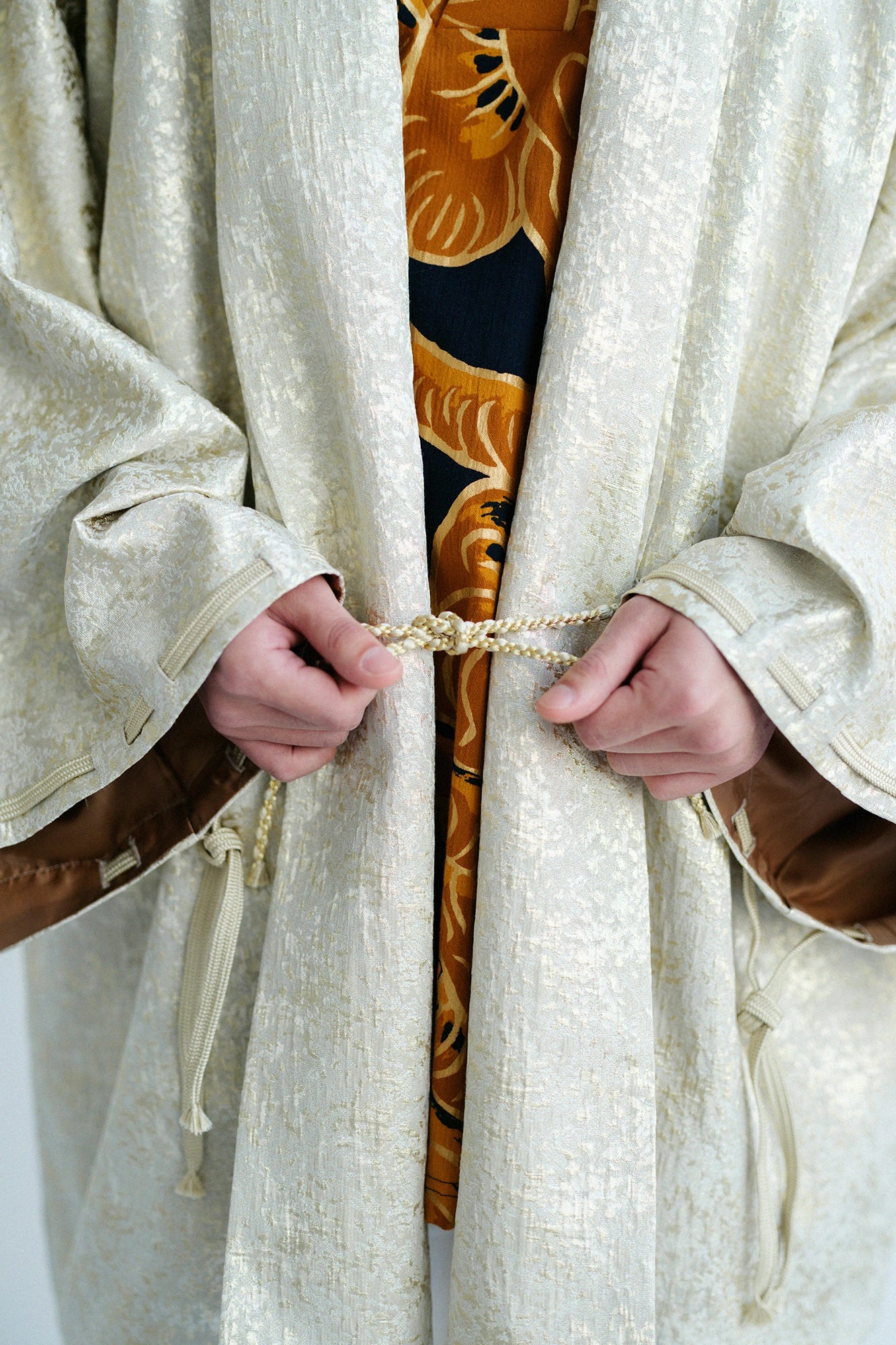 Jacquard Rectangular Sleeve Short Coat with Lining／Gold