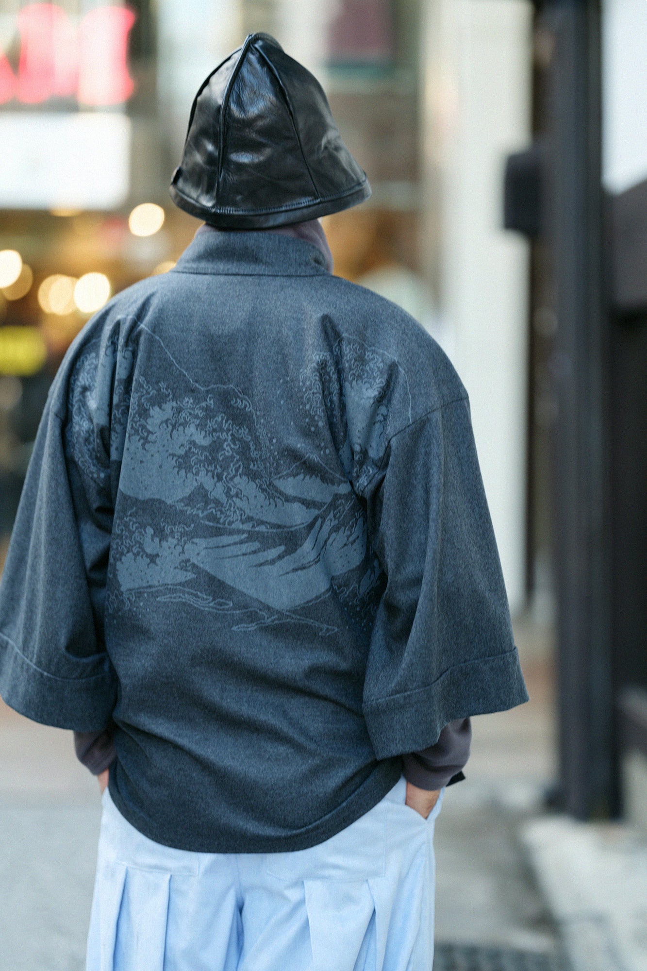 バランサーキュラー®ウール 風靡（ふうび） 襯衣（しんい） 首抜き文様（くびぬきもんよう）／北斎（ほくさい） 神奈川沖浪裏（かながわおきなみうら） 写し（うつし） 消炭色（けしずみいろ）