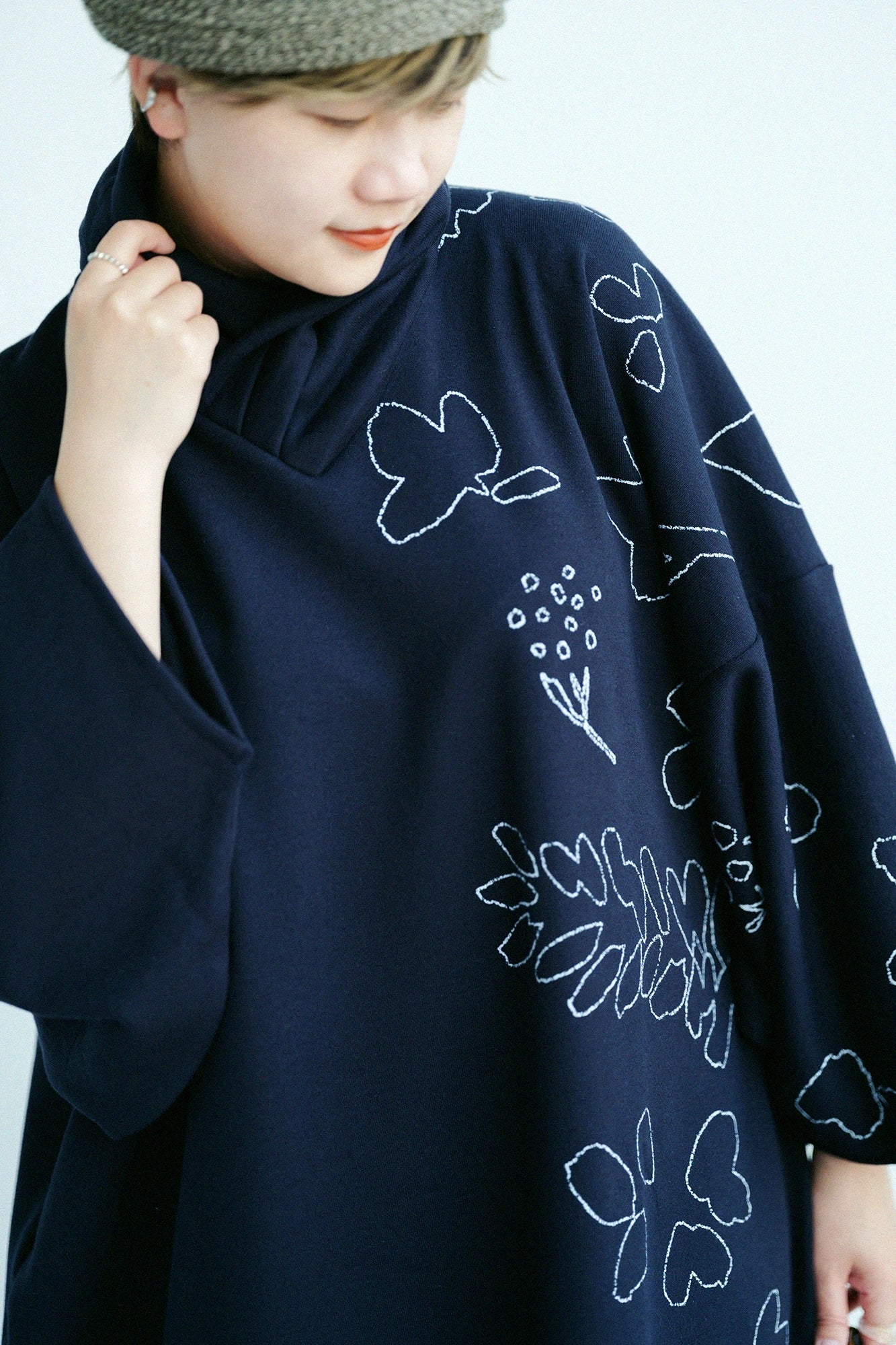 內抓毛 高領圓弧袖長方形洋裝／里山 搖曳和留白 深藍色