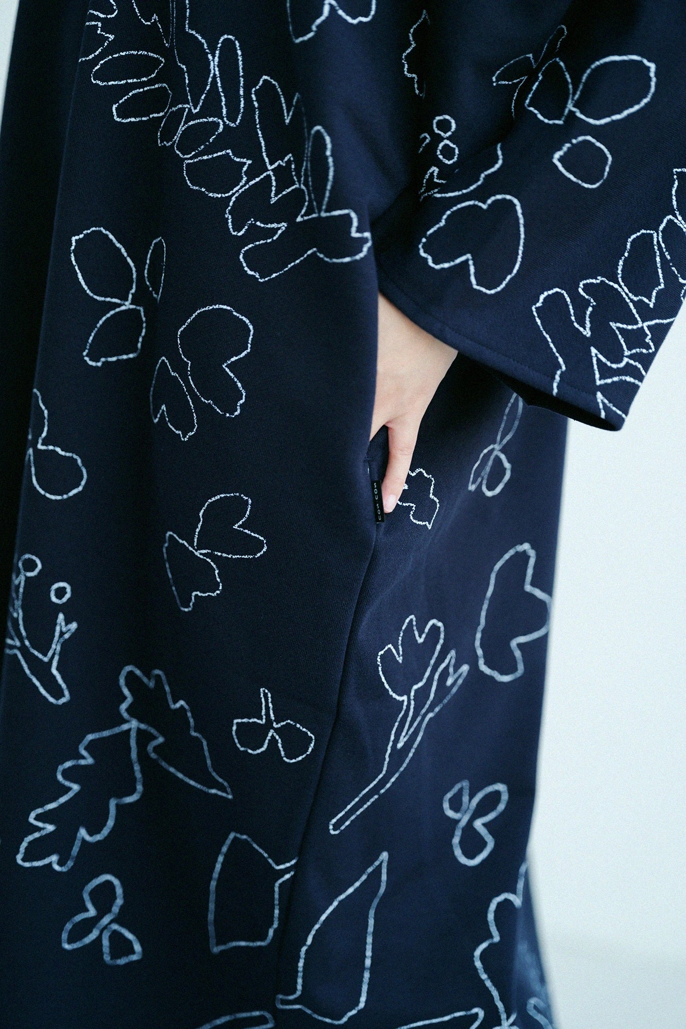 內抓毛 高領圓弧袖長方形洋裝／里山 搖曳和留白 深藍色