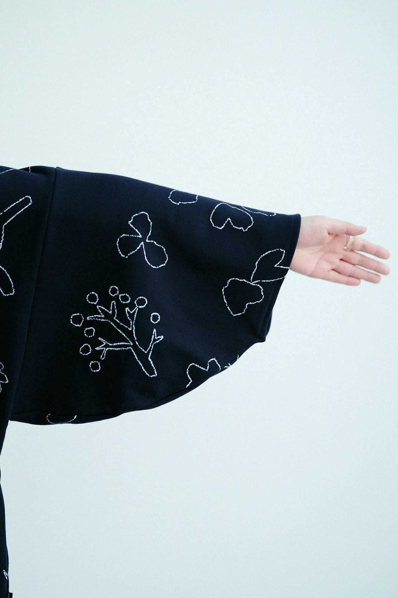 內抓毛 高領圓弧袖長方形洋裝／里山 搖曳和留白 深藍色