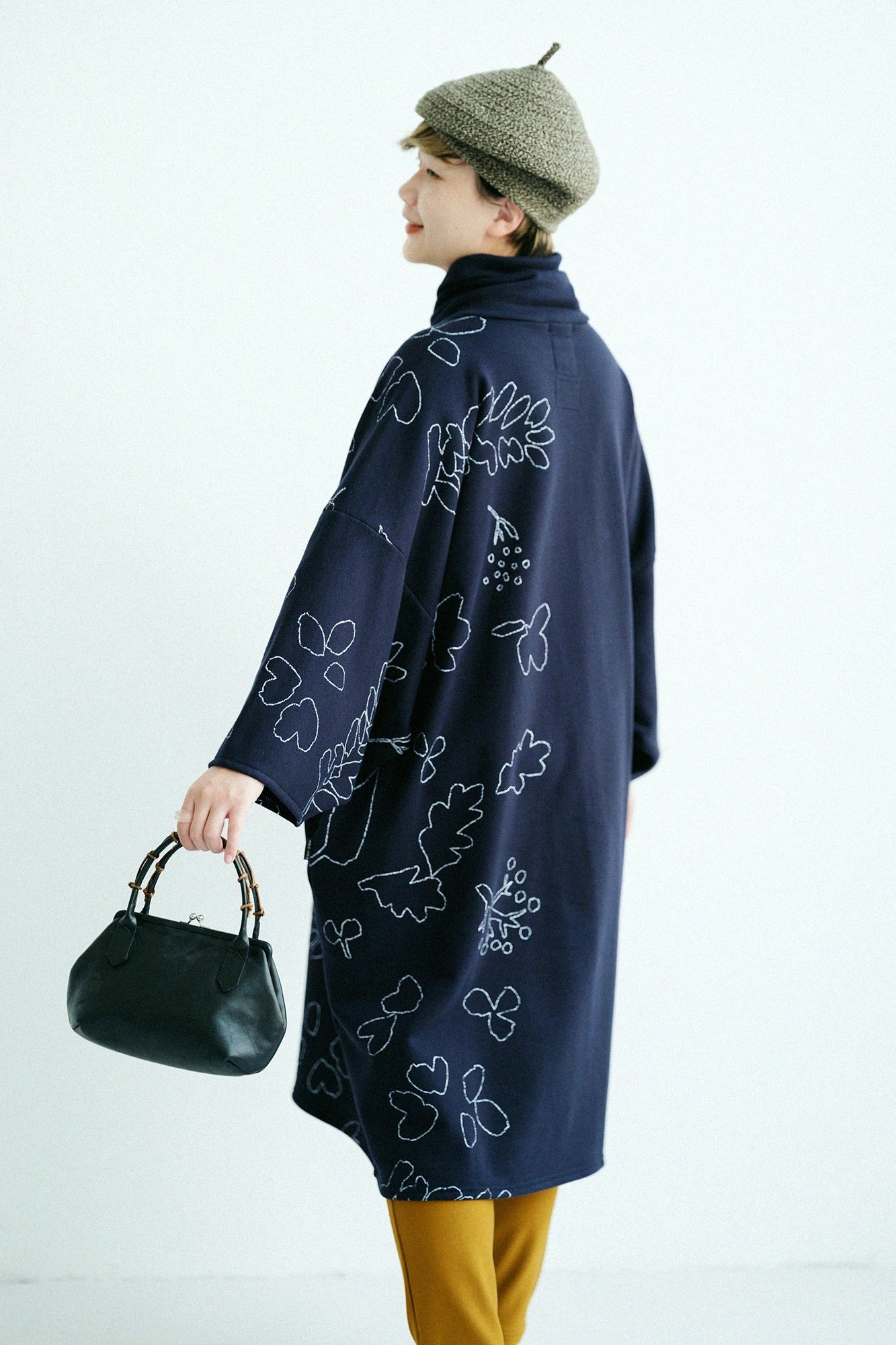 內抓毛 高領圓弧袖長方形洋裝／里山 搖曳和留白 深藍色