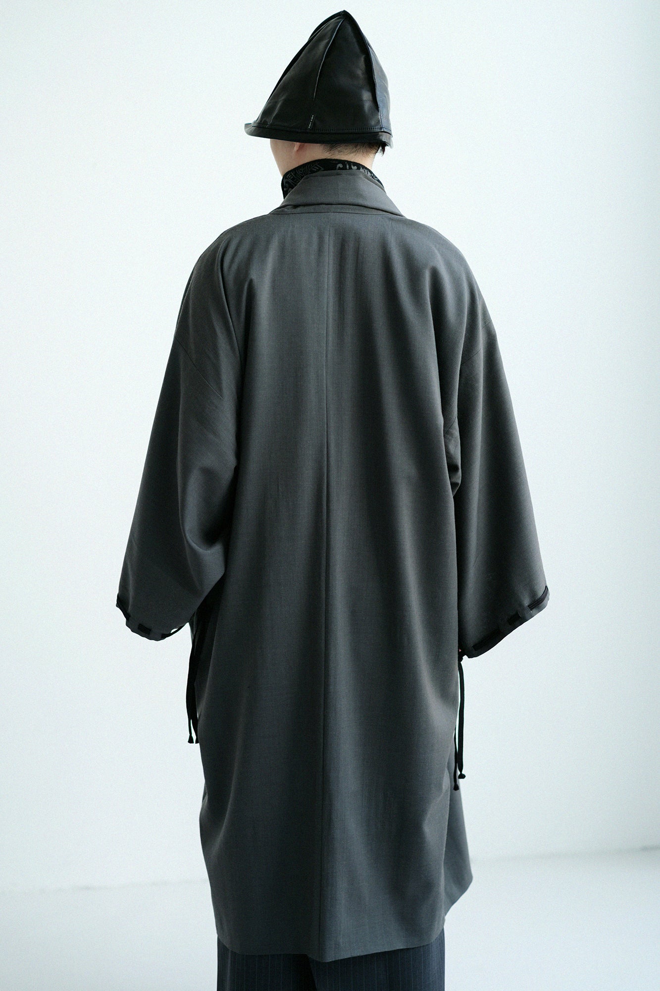 モスリン 宮中袖（きゅうちゅうそで） 可逆（かぎゃく）／濃灰（こいはい）×菊扇（きくおうぎ）