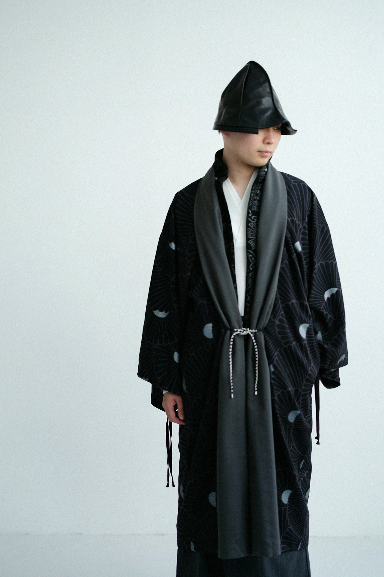 モスリン 宮中袖（きゅうちゅうそで） 可逆（かぎゃく）／濃灰（こいはい）×菊扇（きくおうぎ）