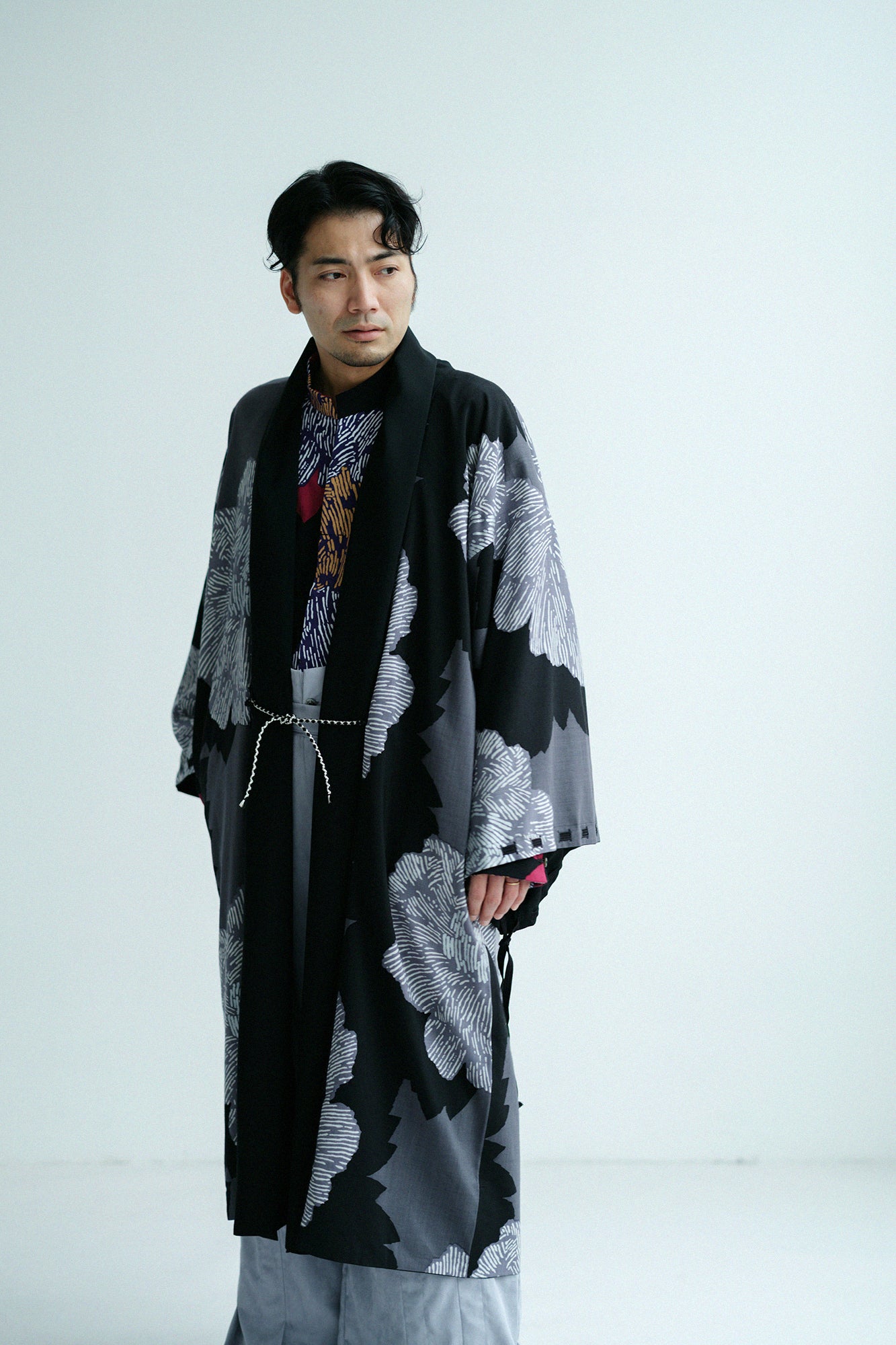 梳毛（そもう） ×モスリン 宮中袖（きゅうちゅうそで） 可逆（かぎゃく）／濡羽色（ぬればいろ）×芍薬（しゃくやく）