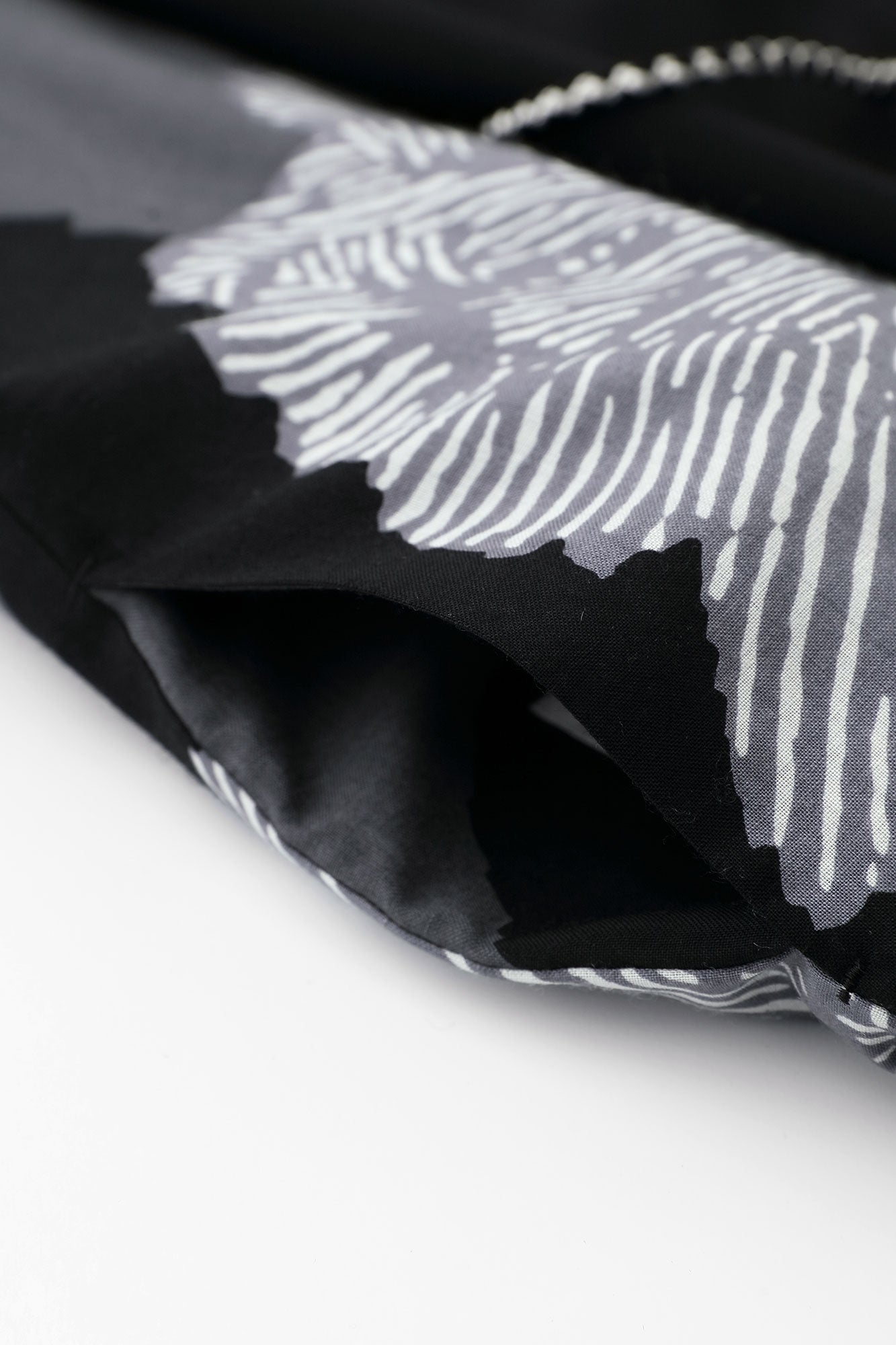 Combed Yarn×Muslin Wool Rectangular Sleeve Coat Reversible / Black×Peony