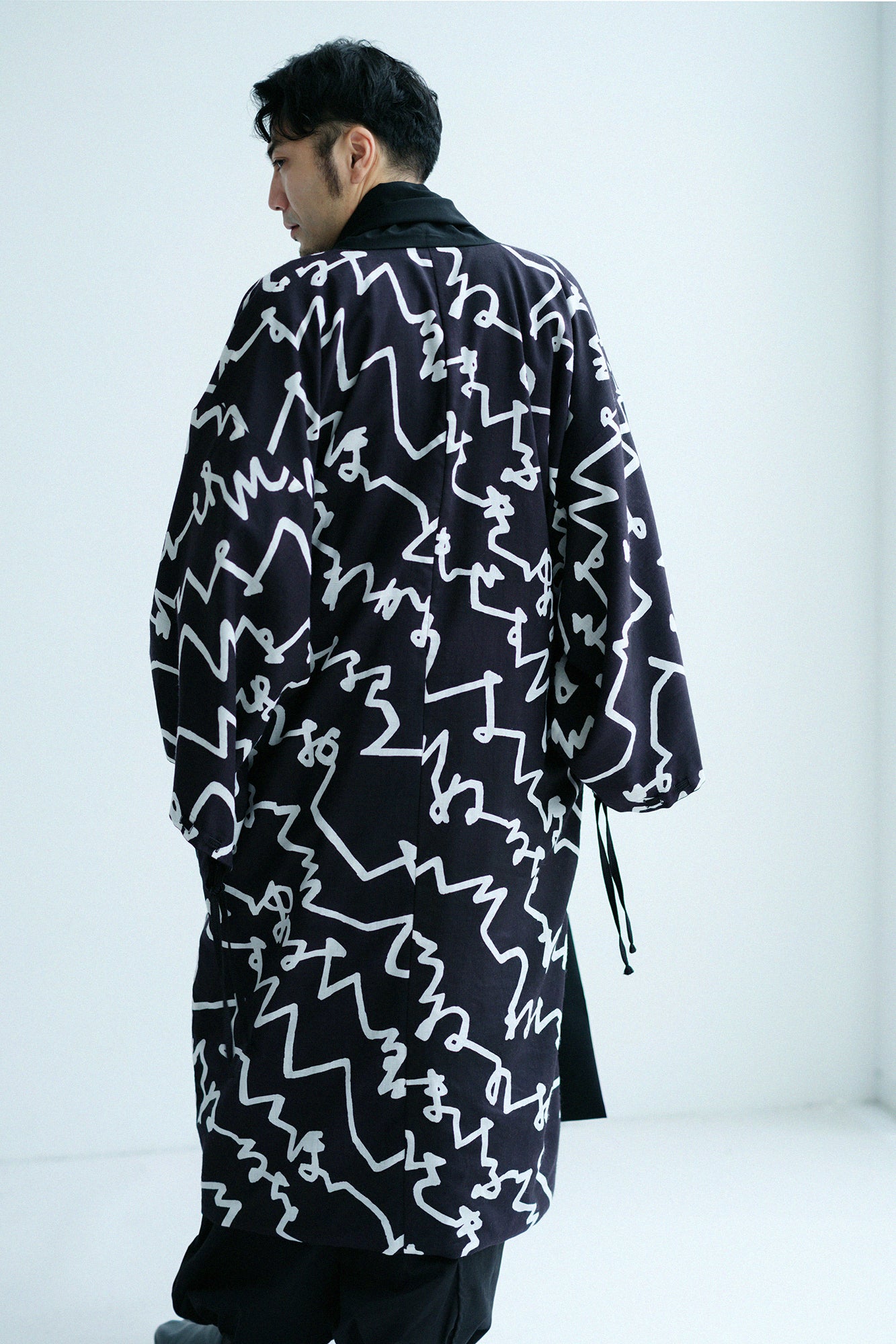 梳毛（そもう） ×モスリン 宮中袖（きゅうちゅうそで） 可逆（かぎゃく）／濡羽色（ぬればいろ）×文（ふみ）