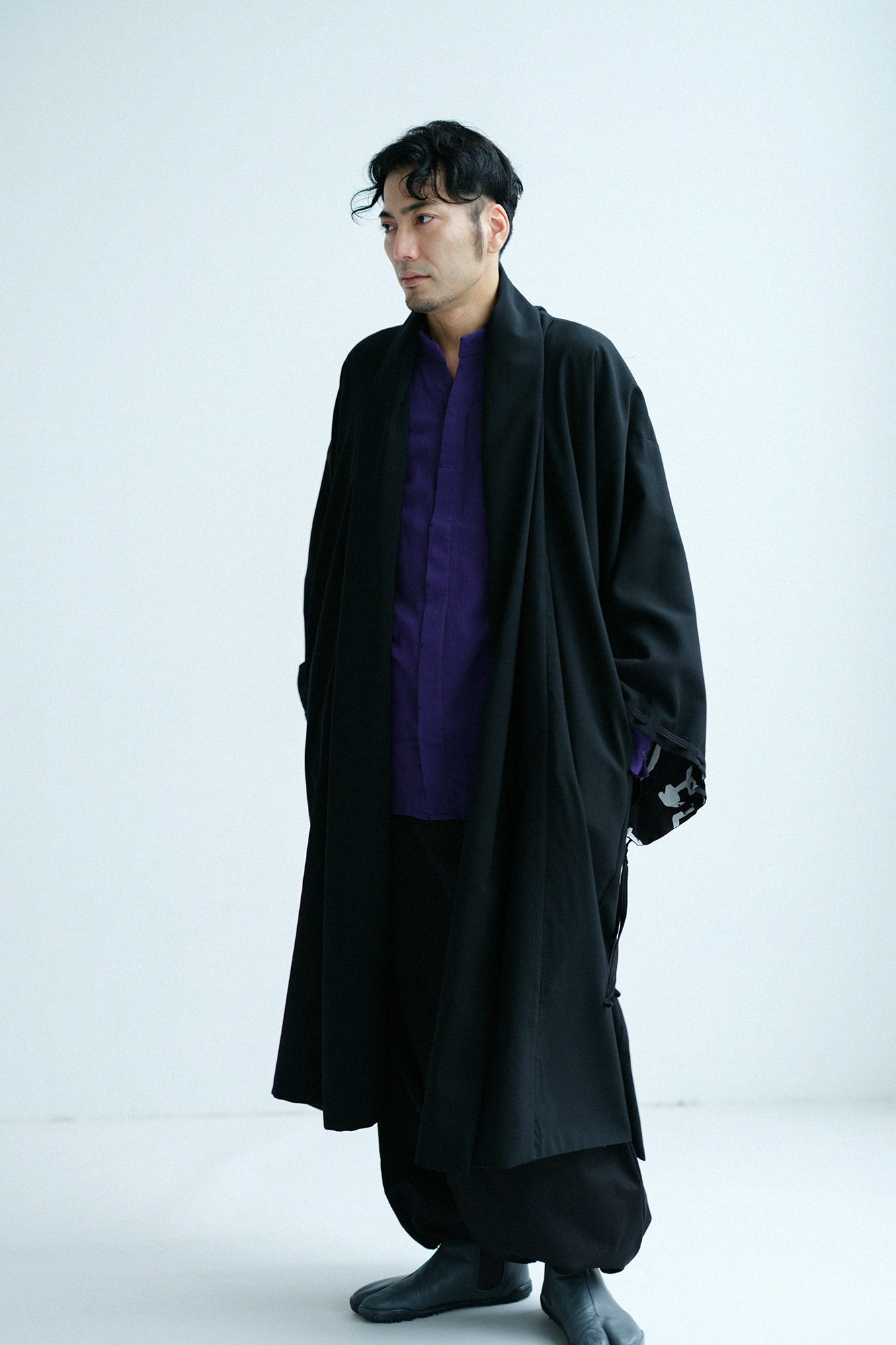 梳毛（そもう） ×モスリン 宮中袖（きゅうちゅうそで） 可逆（かぎゃく）／濡羽色（ぬればいろ）×文（ふみ）