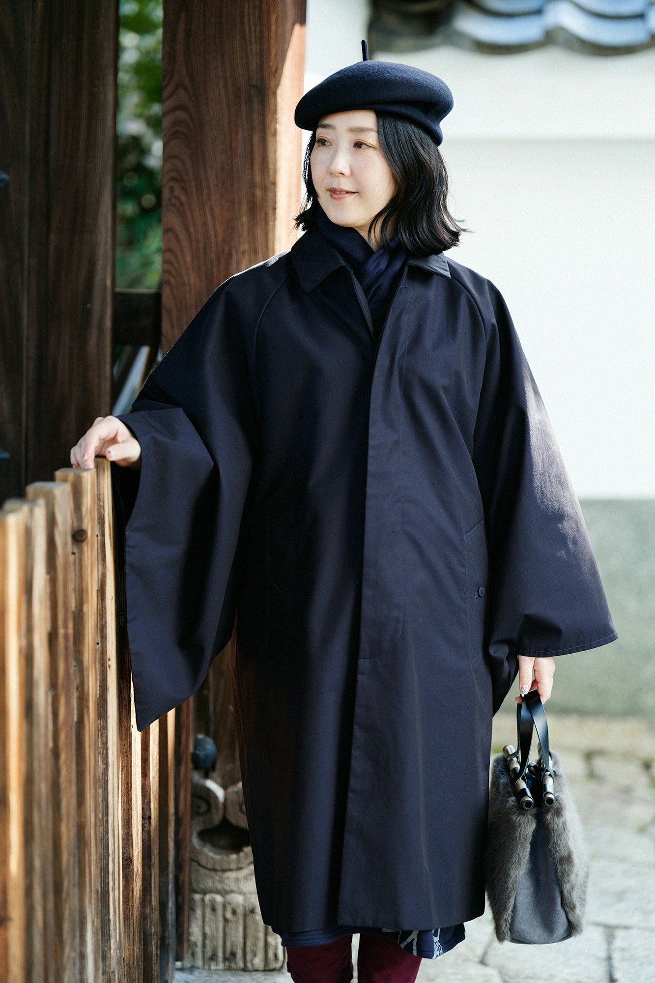 撥水 シャンブレー織 角袖ステンカラーコート／黒紺（くろこん）×金襴