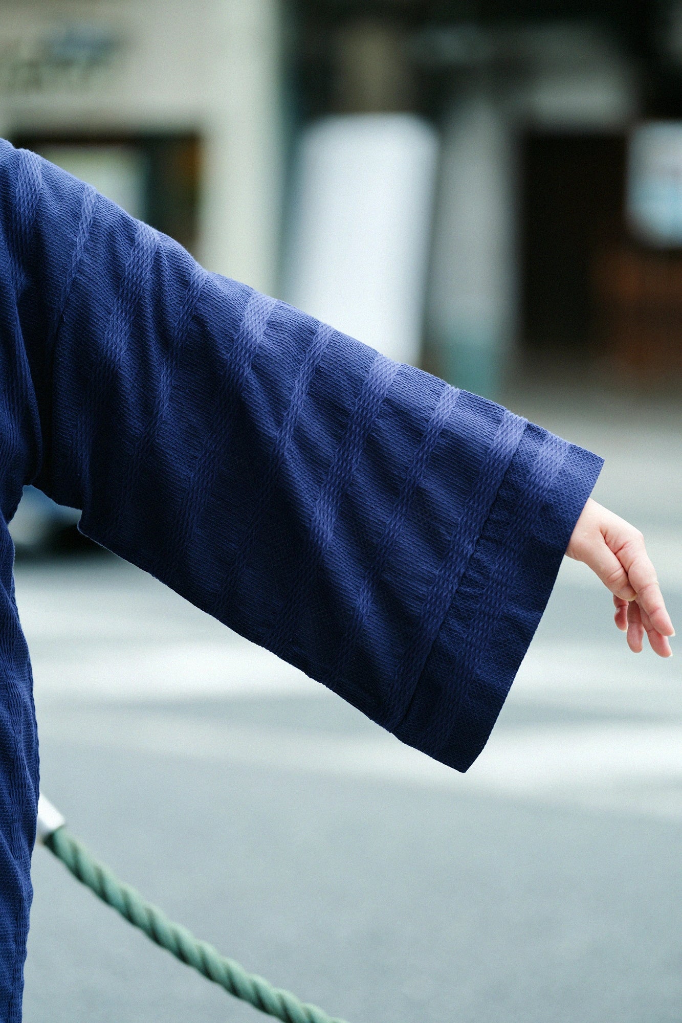 Transparenter Jackenstoff im <span data-glossary-id=""></span>Fürst-/Baron-Stil（はくしゃくふうび）/ tiefes Indigo（のうこん） 
