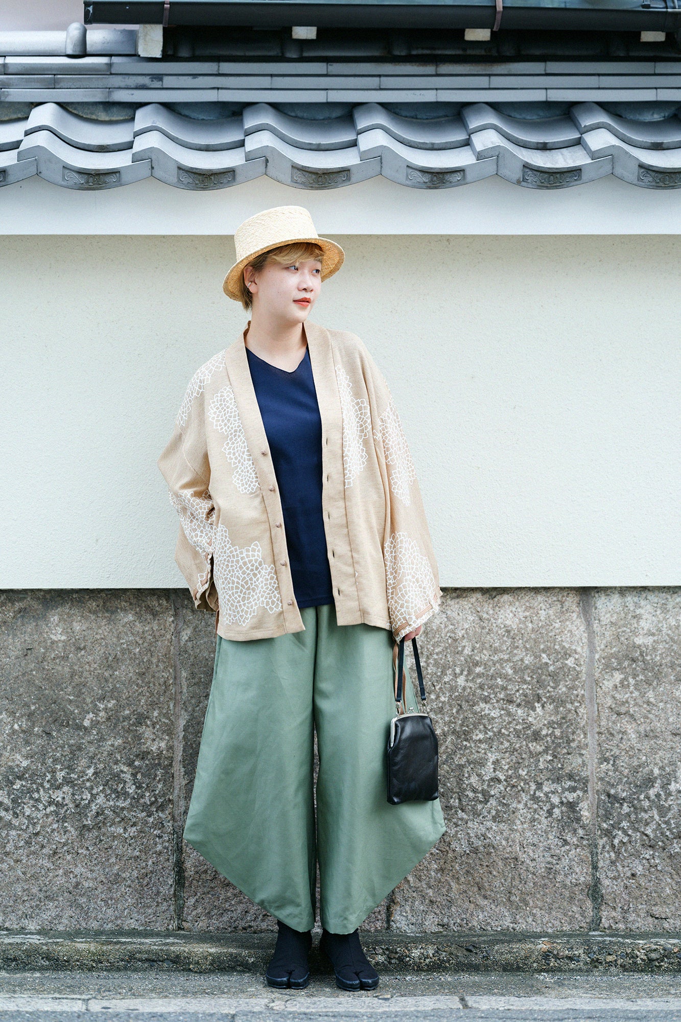 絡み織（からみおり） 伯爵羽織（はくしゃくばおり） 宮中袖（きゅうちゅうそで）／雲間（くもま）に菊 白橡（しろつるばみ）