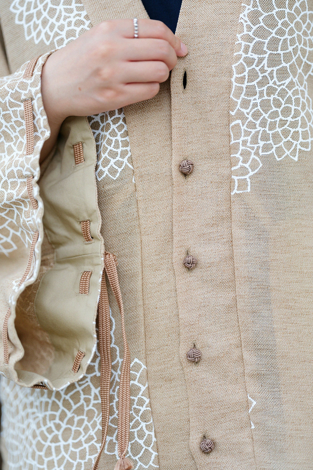 絡み織（からみおり） 伯爵羽織（はくしゃくばおり） 宮中袖（きゅうちゅうそで）／雲間（くもま）に菊 白橡（しろつるばみ）