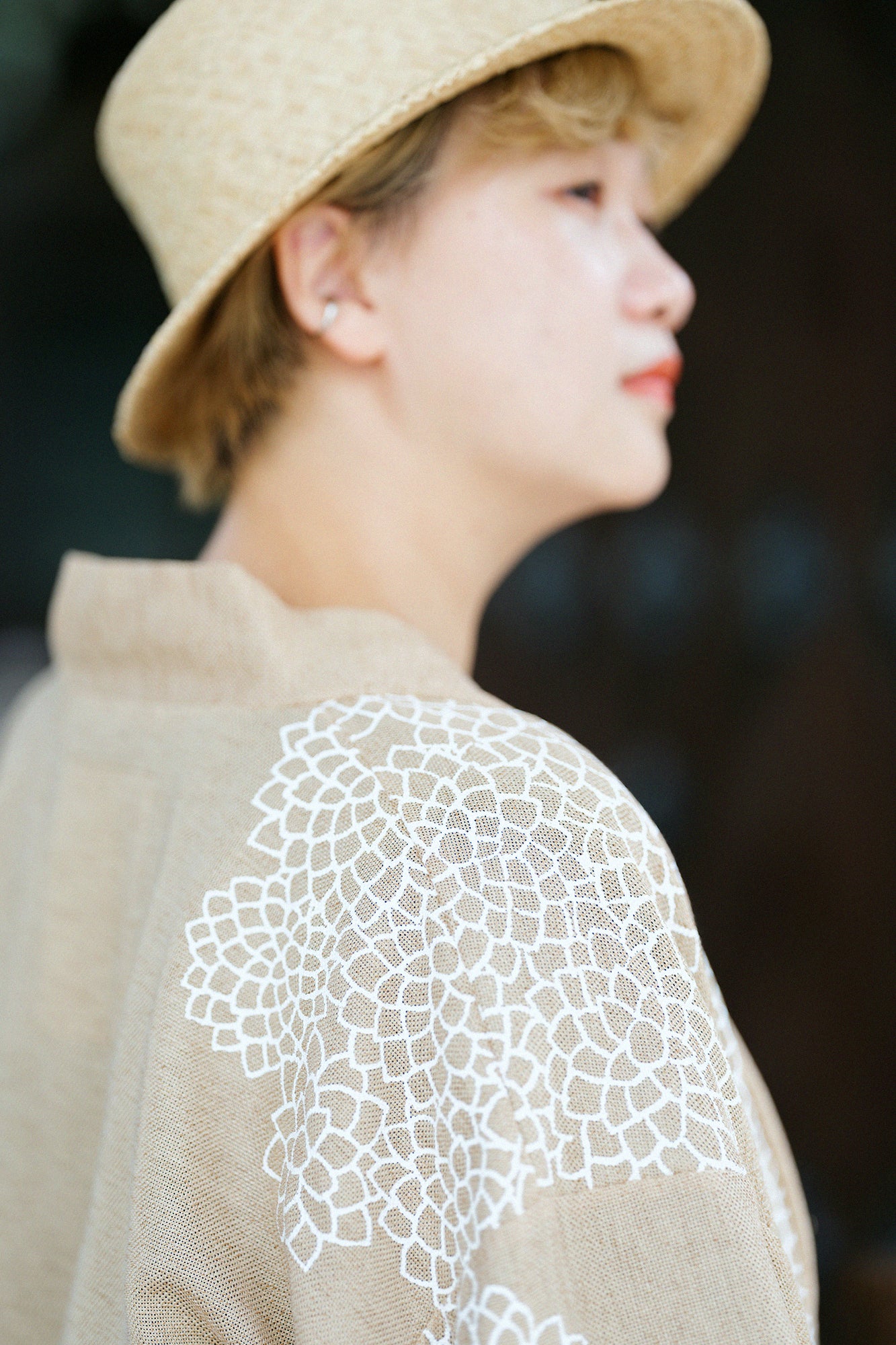 絡み織（からみおり） 伯爵羽織（はくしゃくばおり） 宮中袖（きゅうちゅうそで）／雲間（くもま）に菊 白橡（しろつるばみ）