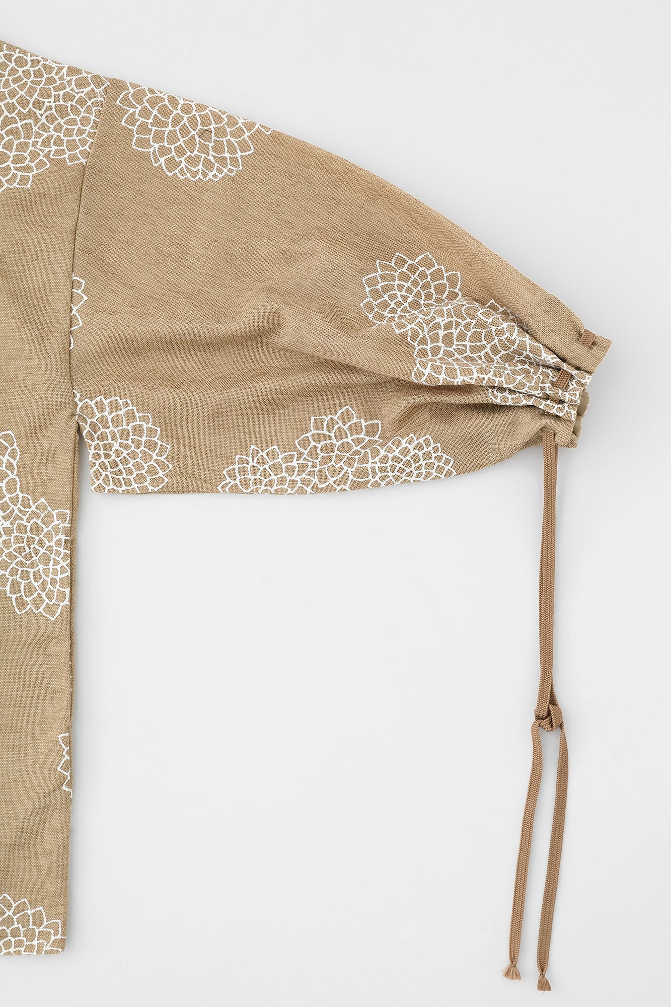 絡み織（からみおり） 伯爵羽織（はくしゃくばおり） 宮中袖（きゅうちゅうそで）／雲間（くもま）に菊 白橡（しろつるばみ）