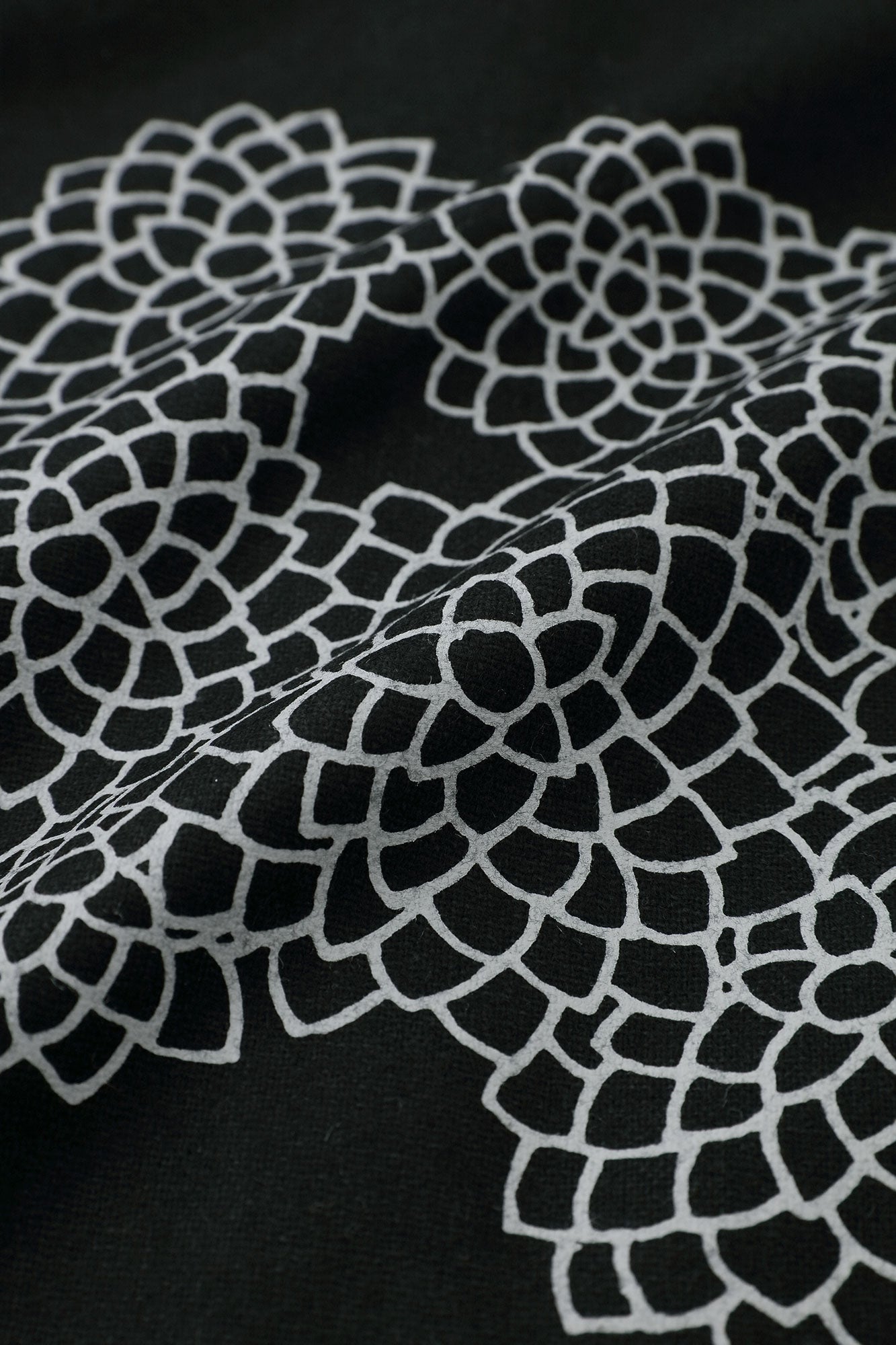 粗花呢 圓弧袖長版襯衫／雲間菊和留白 黑色