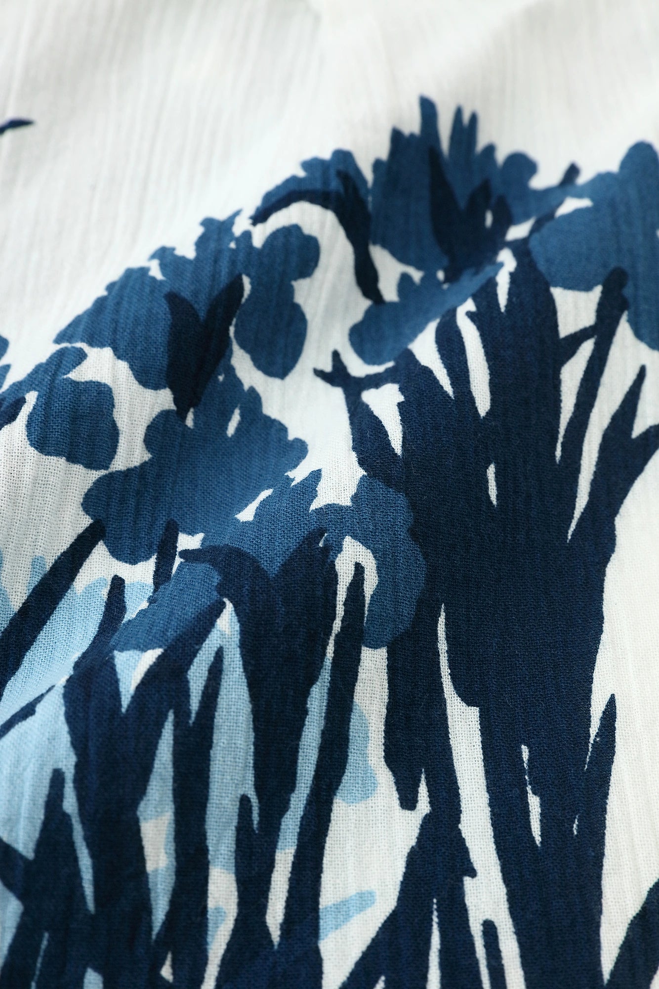 [Expédition prévue vers le 23 juin] Takashima Chijimi 20/20 Teinture indigo (Ainasen) Haut de robe en herbe/Paravent à fleurs d'iris Korin (Kakitsubatazubyobu) Copie (Utsushi)