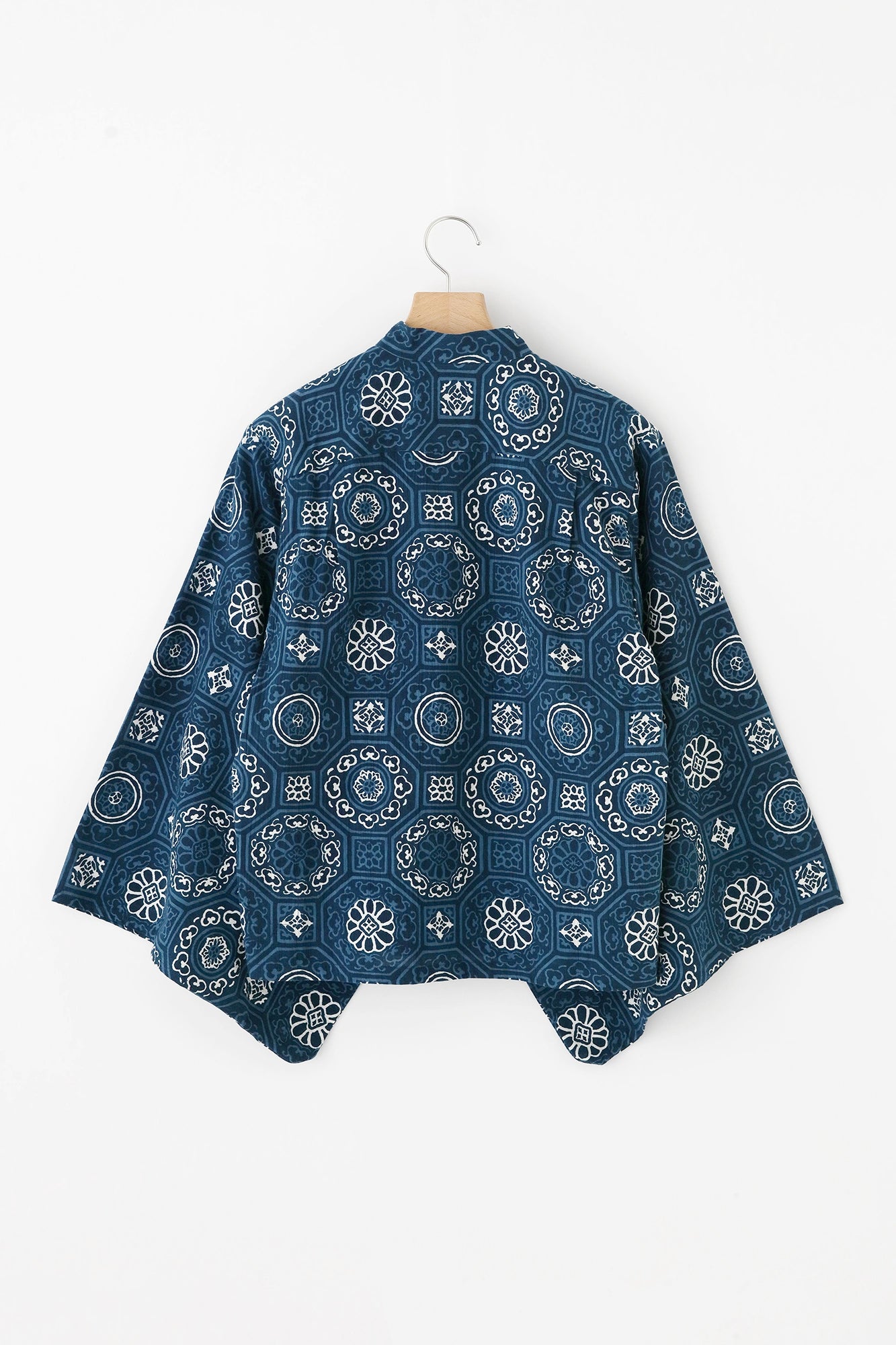 [Expédition prévue vers le 23 juin] Takashima Chijimi 20/20 Impression indigo (Ainasen) Haut pour vêtements en herbe/Karei
