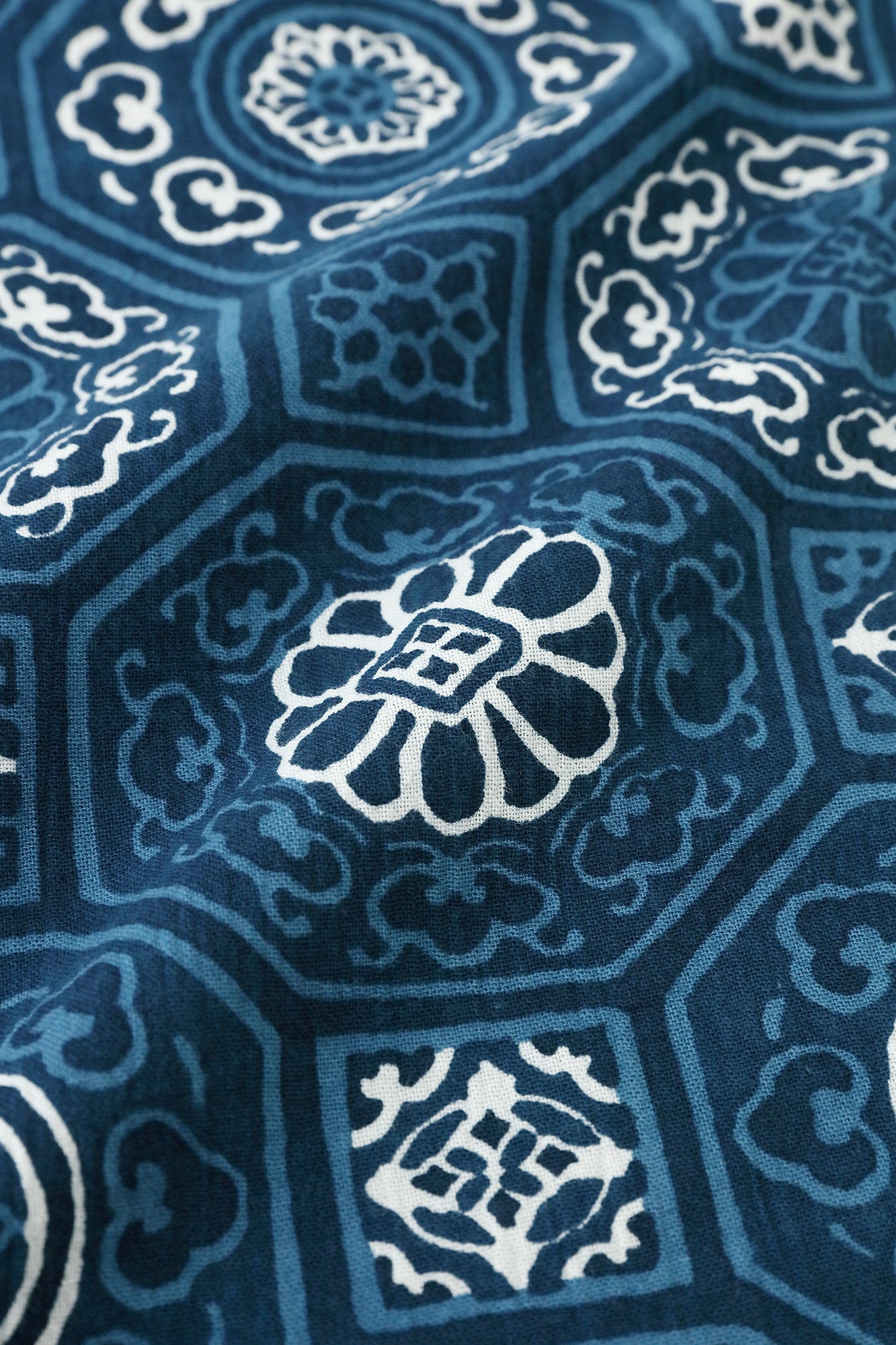 [Expédition prévue vers le 23 juin] Takashima Chijimi 20/20 Impression indigo (Ainasen) Haut pour vêtements en herbe/Karei