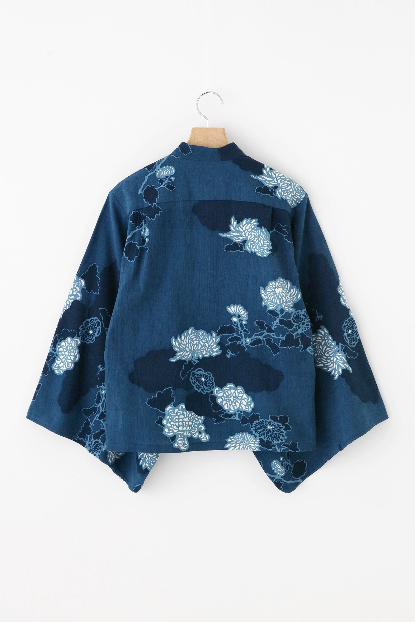 [Expédition prévue vers le 23 juin] Takashima Chijimi 20/20 Teinture indigo (Ainasen) Haut de vêtements en herbe/Chrysanthème sur couverture nuageuse