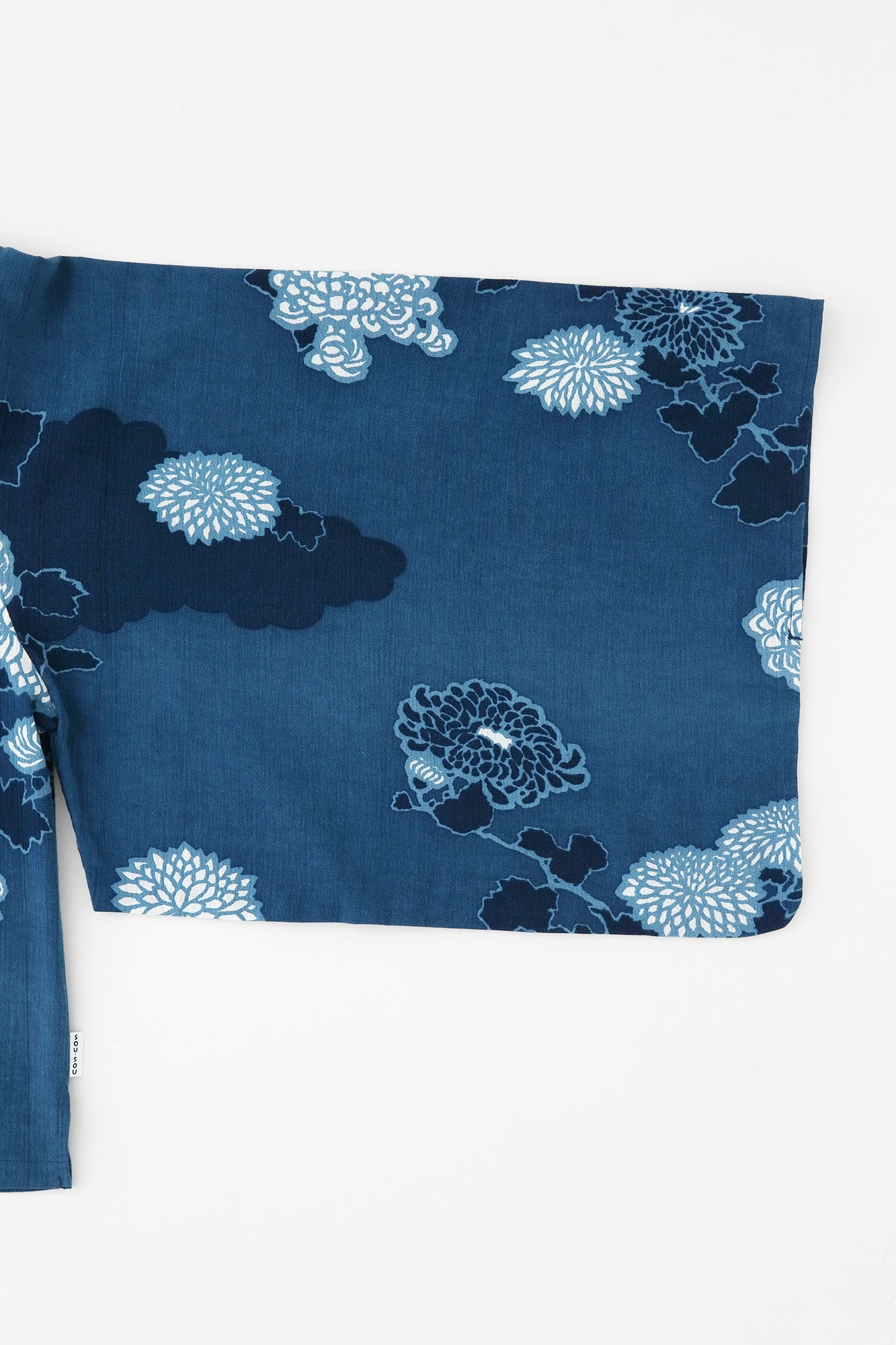 [Expédition prévue vers le 23 juin] Takashima Chijimi 20/20 Teinture indigo (Ainasen) Haut de vêtements en herbe/Chrysanthème sur couverture nuageuse
