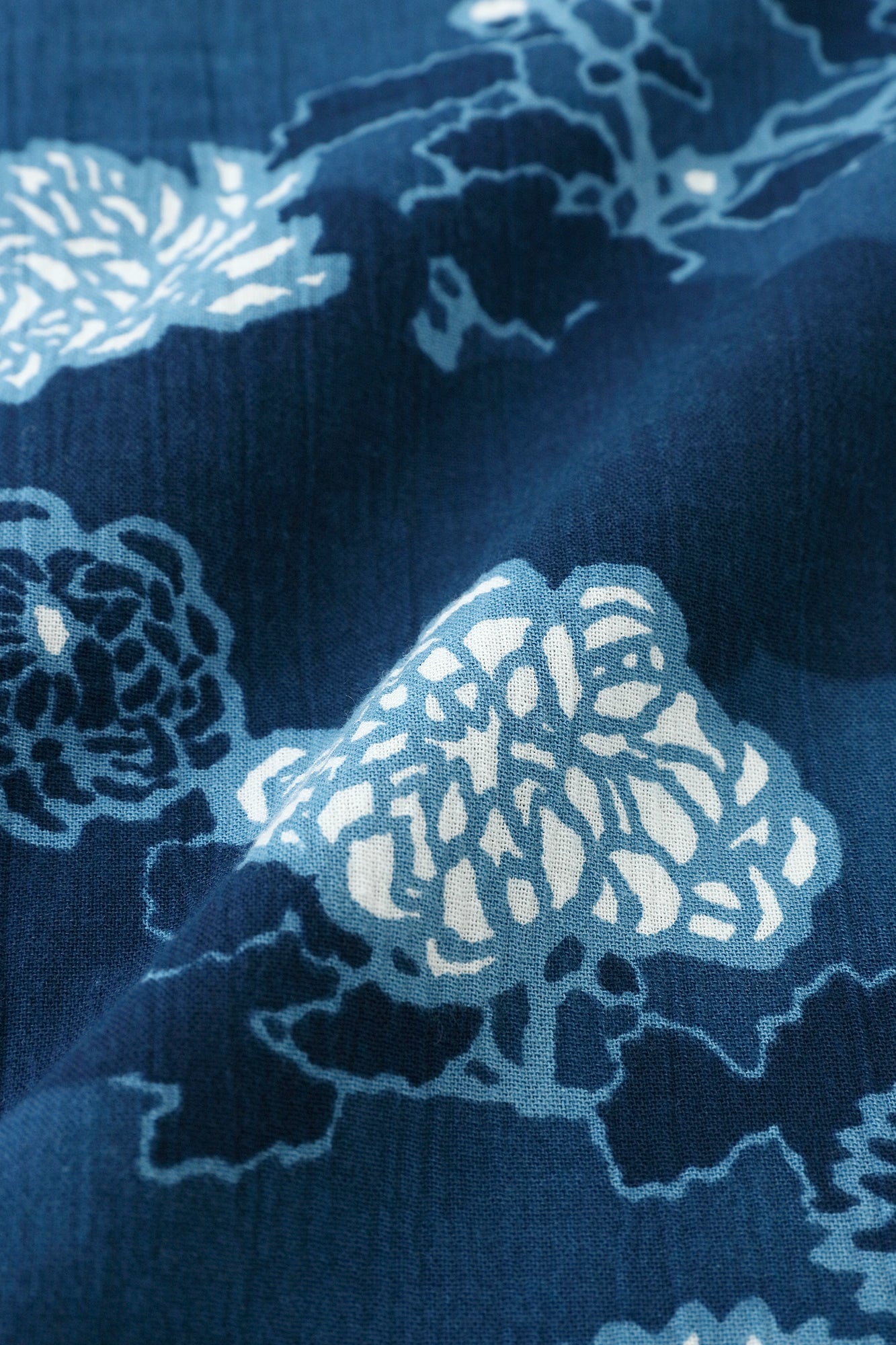 [Expédition prévue vers le 23 juin] Takashima Chijimi 20/20 Teinture indigo (Ainasen) Haut de vêtements en herbe/Chrysanthème sur couverture nuageuse