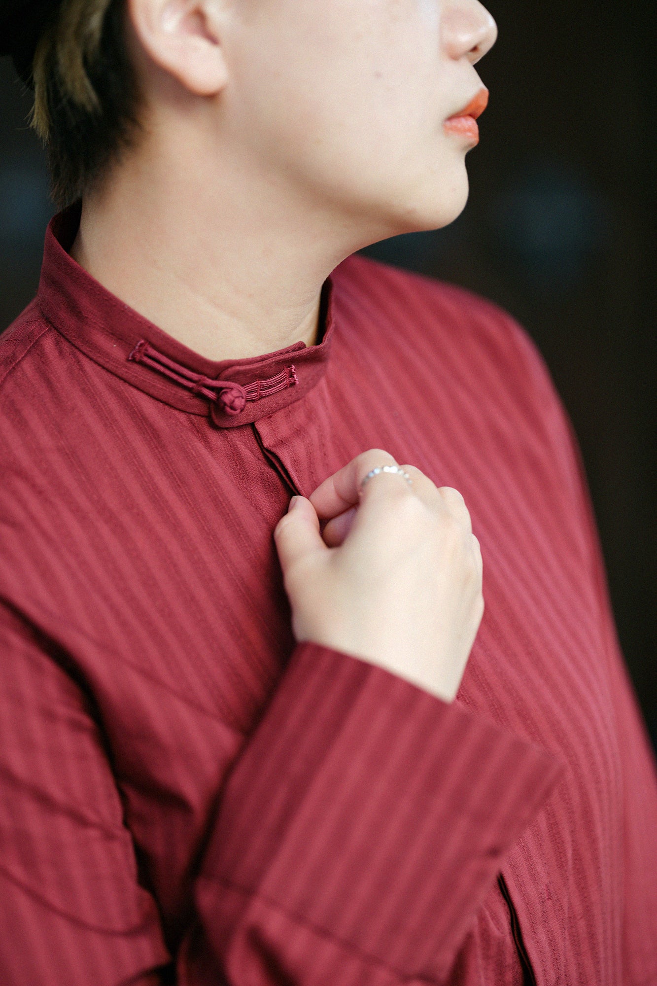 絡み織（からみおり） 円領長襯衣（えんりょうながしんい）／臙脂色（えんじいろ）