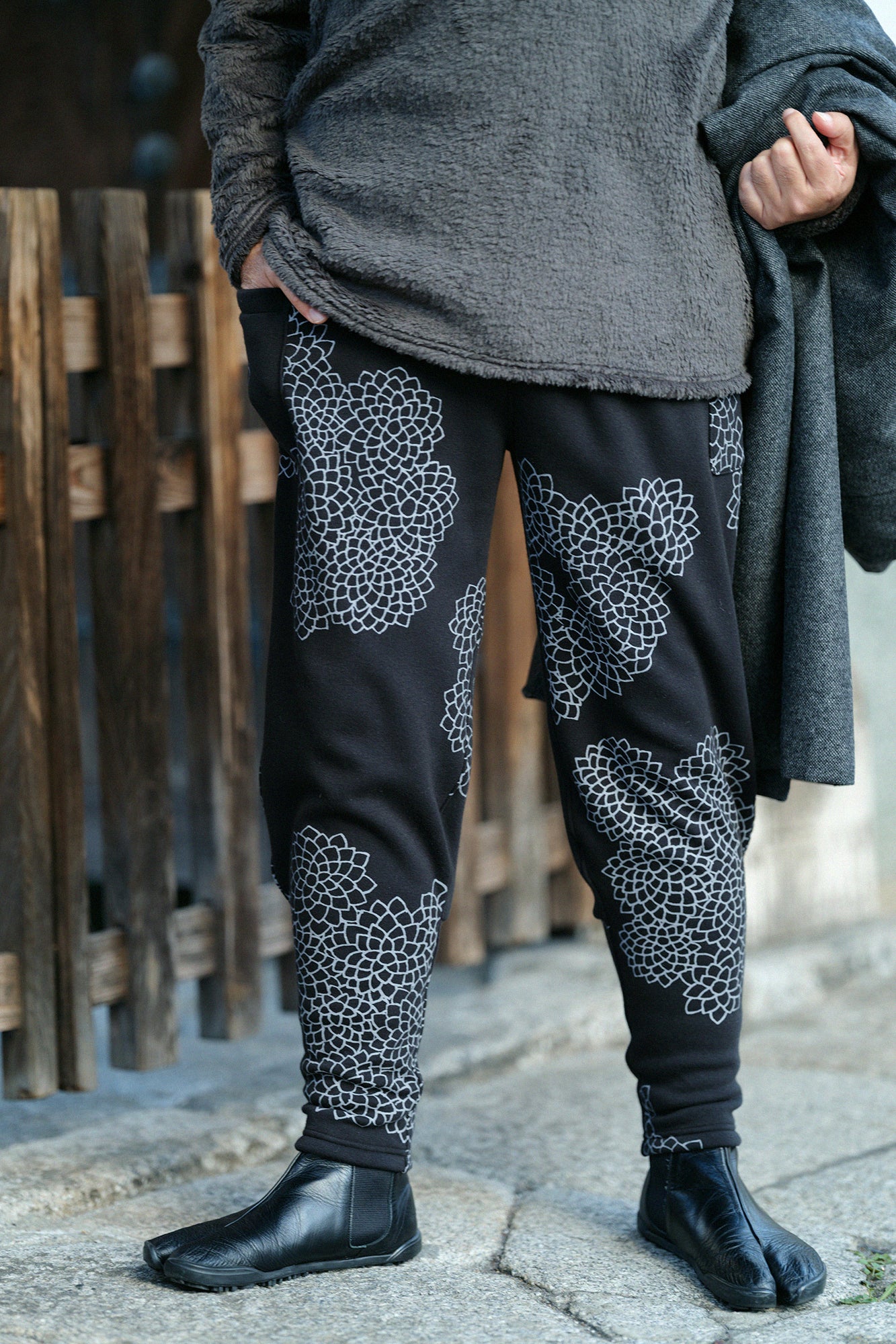 Boa Lining Knit Harem Pants / Chrysanthemum in Clouds Black