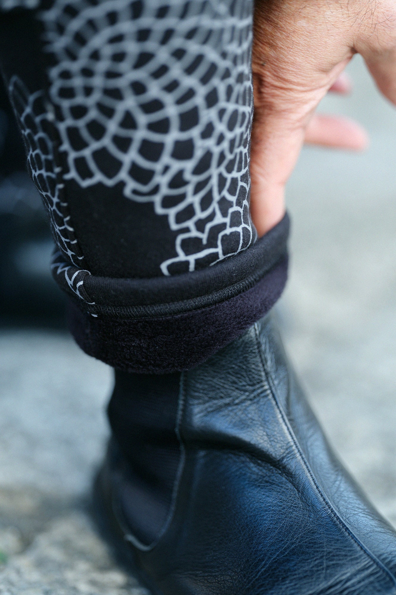 Boa Lining Knit Harem Pants / Chrysanthemum in Clouds Black