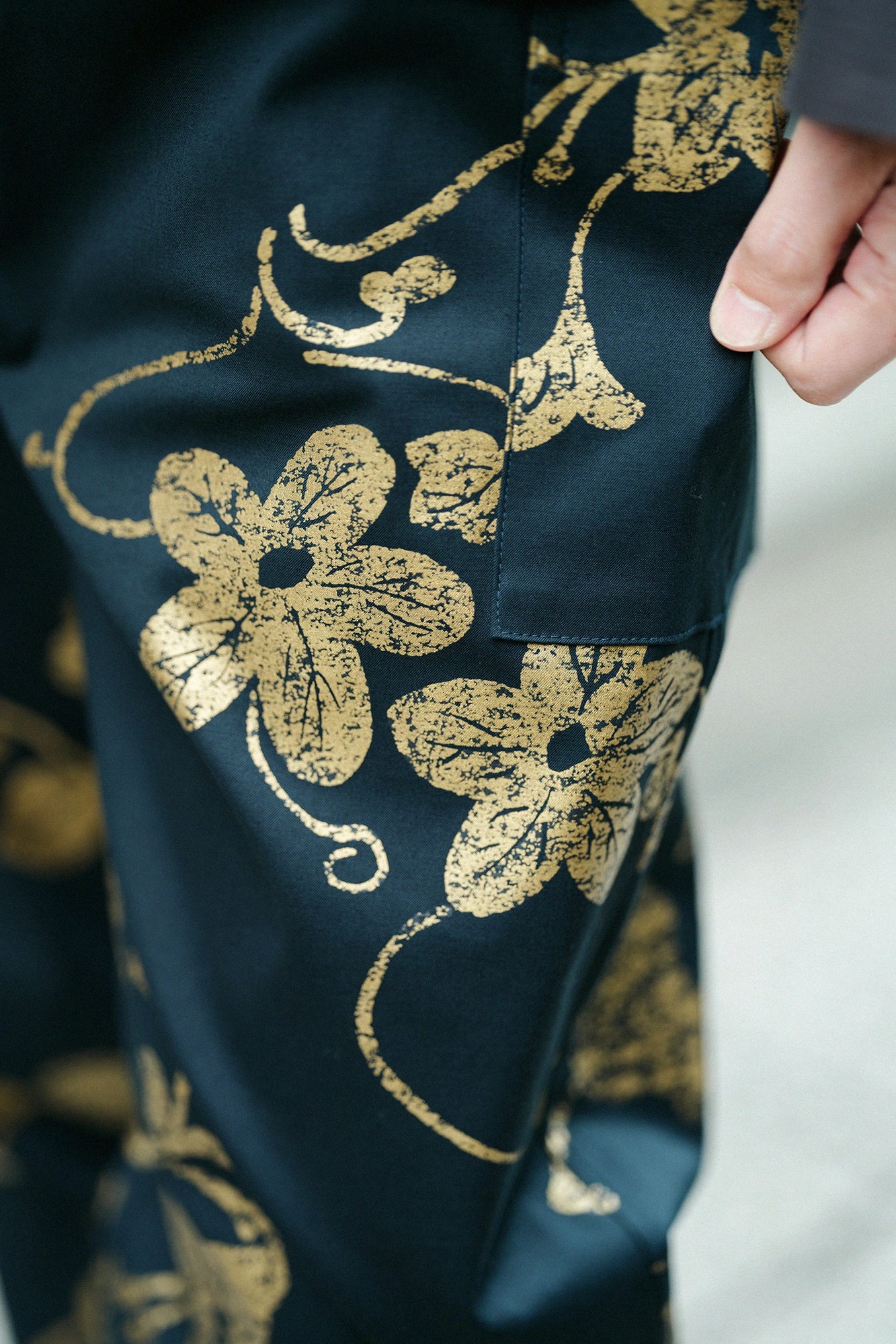 Shin (étirement) Ayaori (tissage de motifs) Tattuke (ourlet cousu) Enyū (vêtement traditionnel) / Uruwashi (élégance) Sabi (patine) Shinryoku-iro (vert profond) 