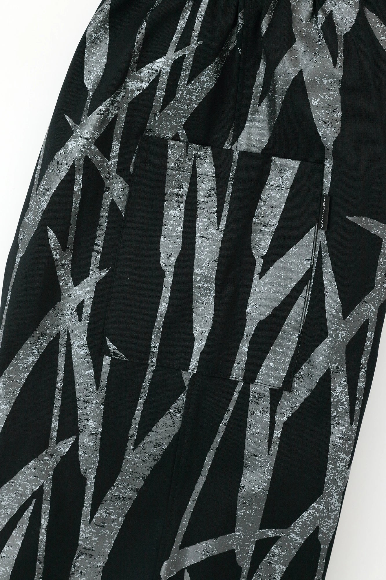 伸（しん） 綾織（あやおり） 裁付（たっつけ）えんゆう穿き／水辺（みずべ） 寂び（さび）濡羽色（ぬればいろ）