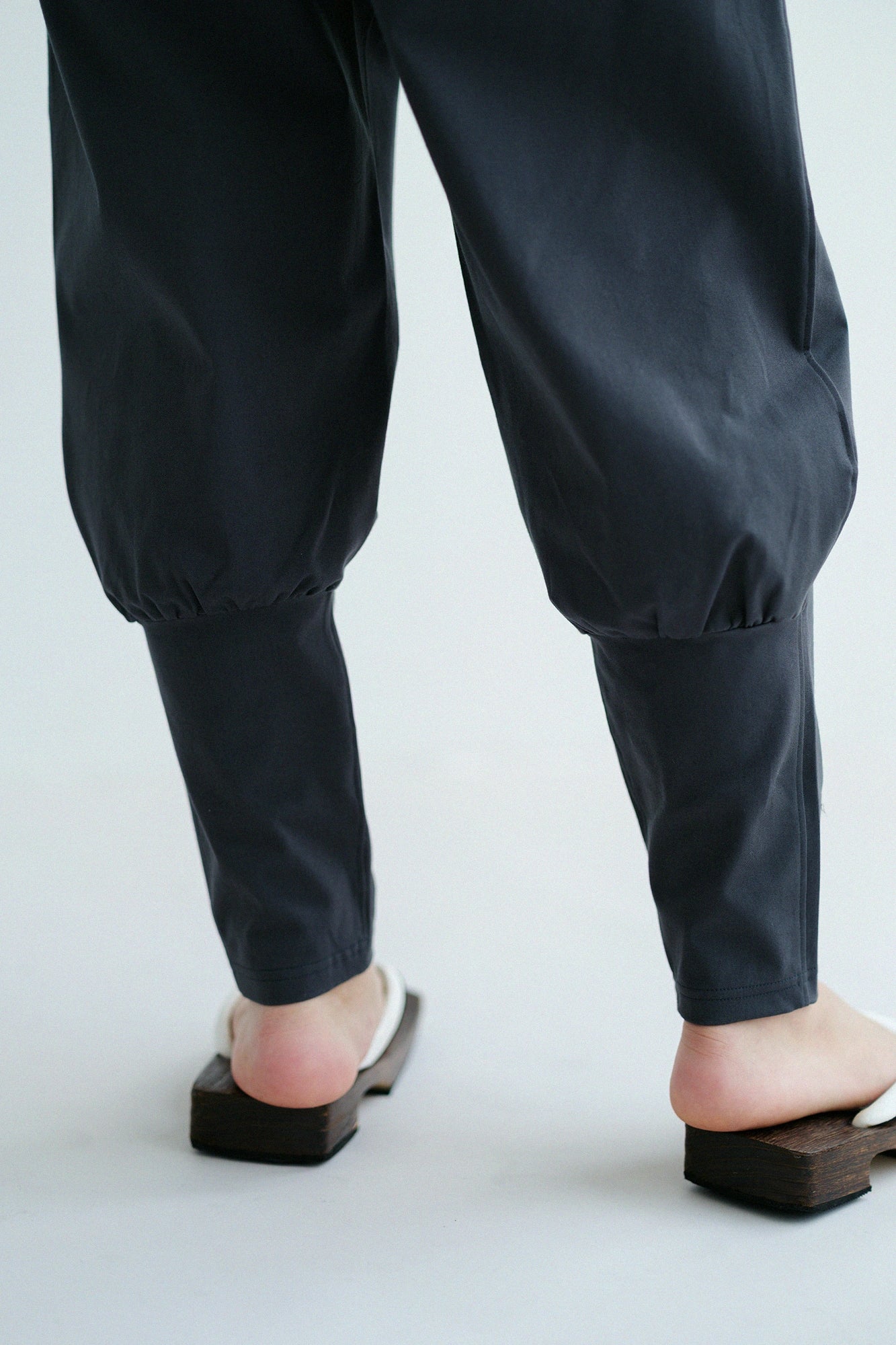 Shin Twill Weave Harem Pants／Black Oak Color