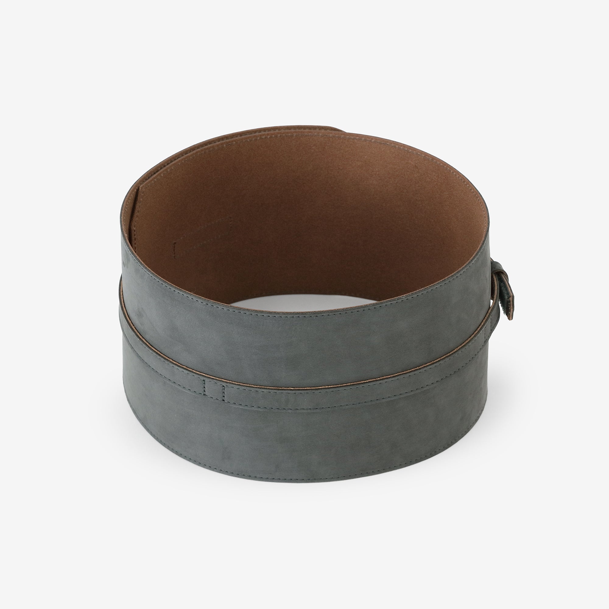 ヌバック 革帯（かくたい） おみな／鉛色（なまりいろ）