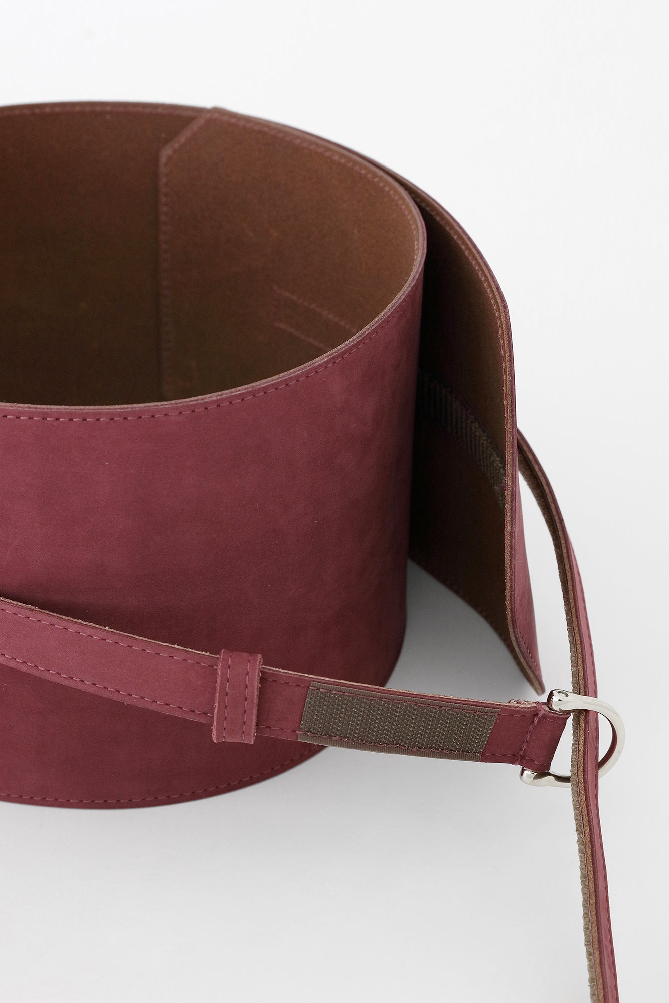 ヌバック 革帯（かくたい） おみな／臙脂色（えんじいろ）