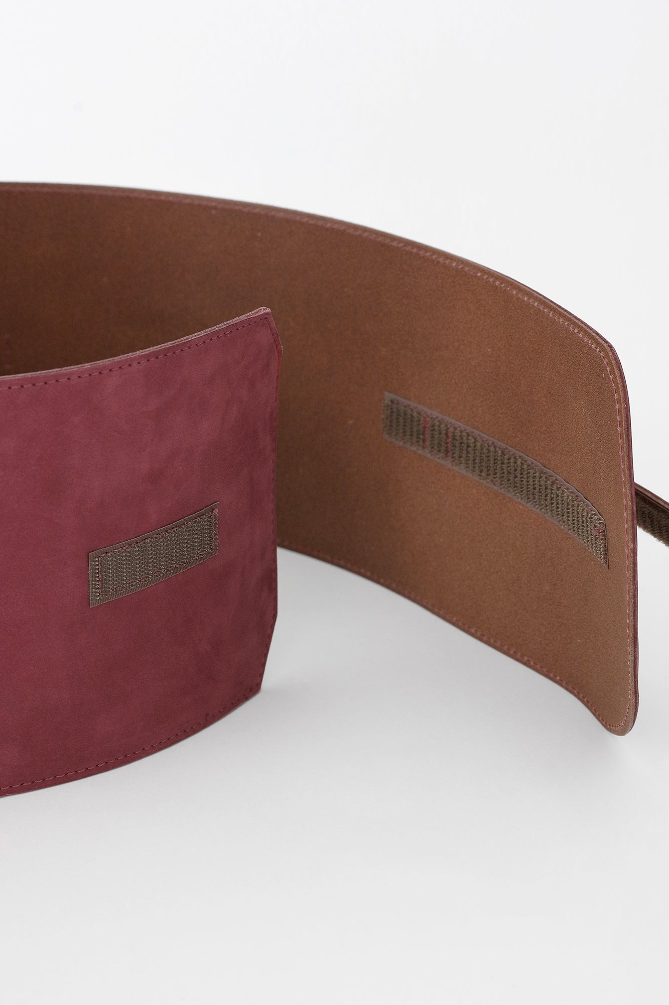 ヌバック 革帯 （かくたい）おみな 長尺（ちょうじゃく）／臙脂色（えんじいろ）