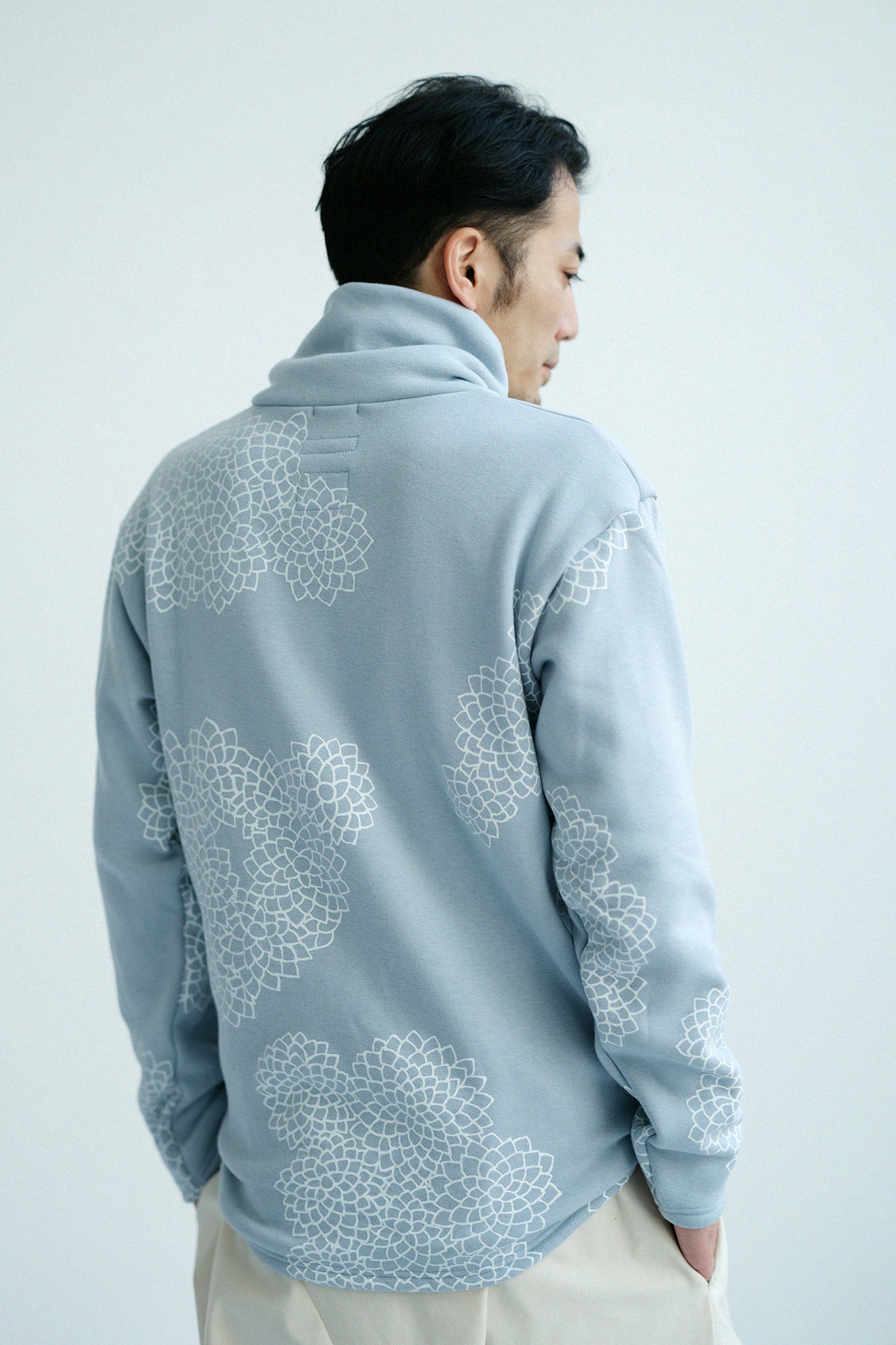 裏ボア 衿巻ジバン／雲間に菊（くもまにきく） 薄雲鼠（うすくもねず）