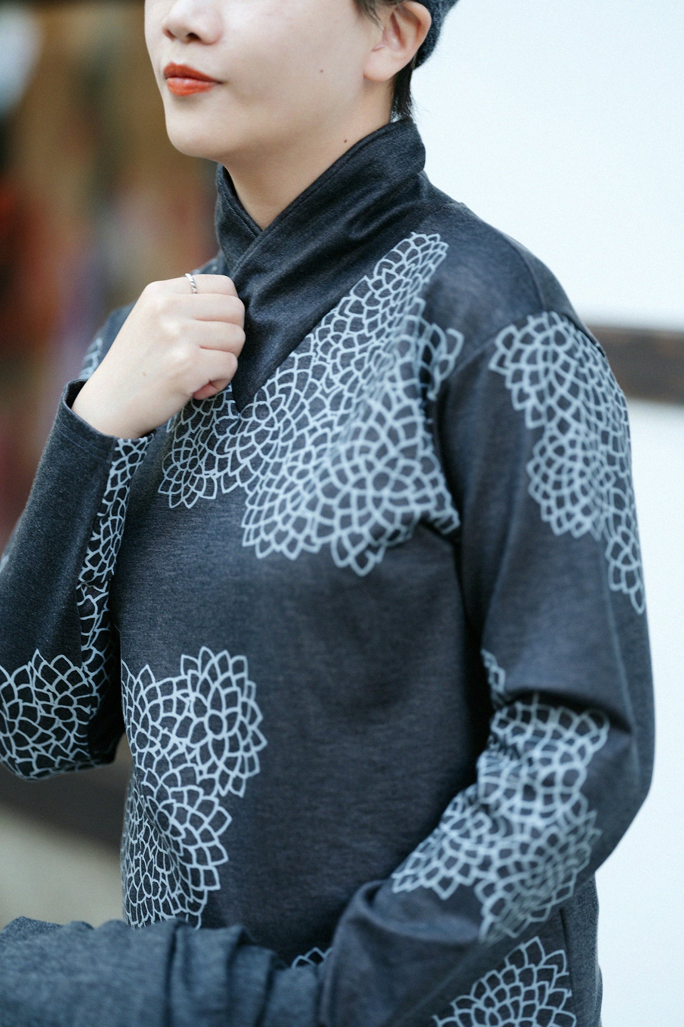 雙層 半衿秋聲 高領上衣／雲間菊 墨黒色