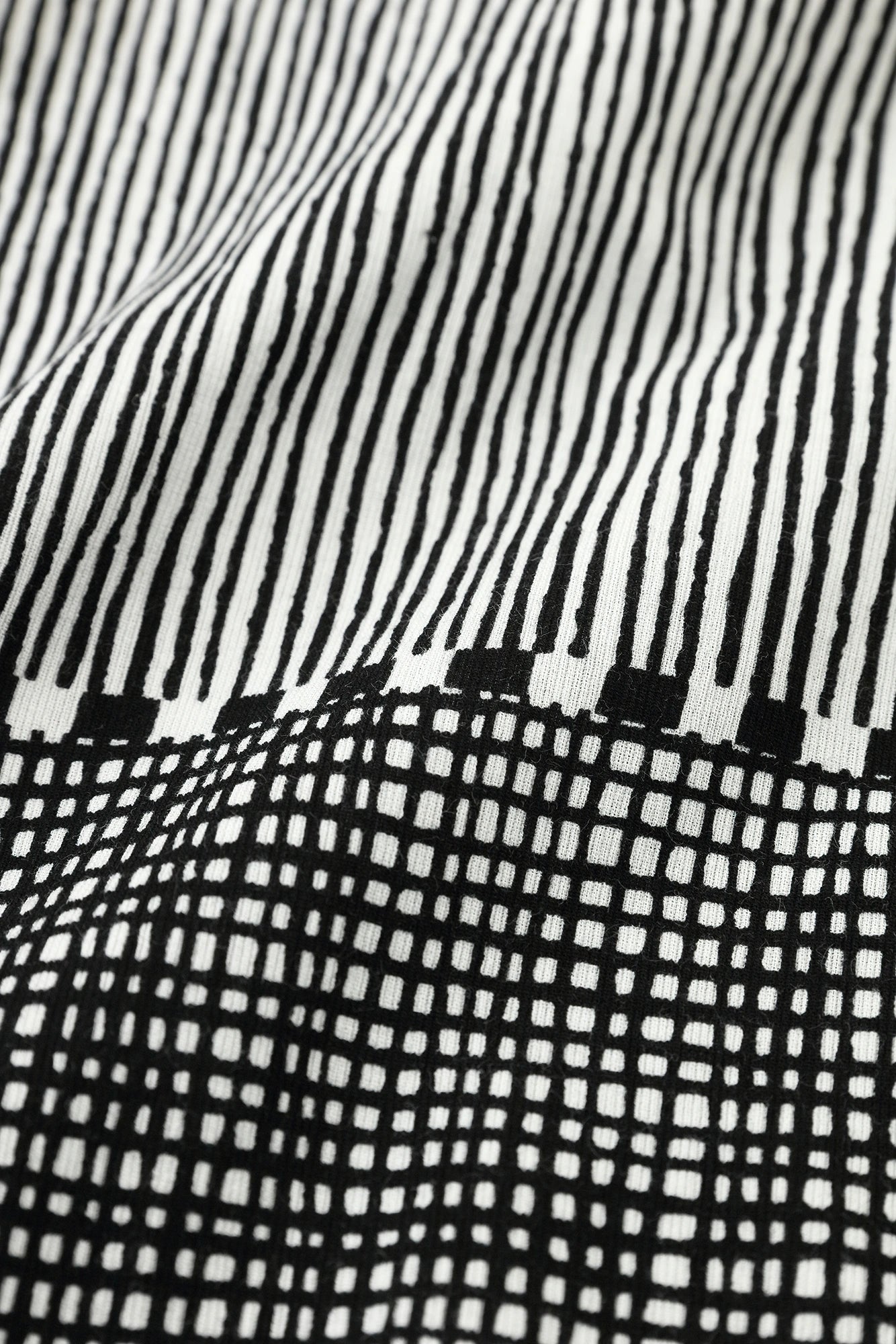 【Ships ard. 4/21】Chizimi Cotton 40/40 V-neck Shirt / Lines and Dots Ink Black