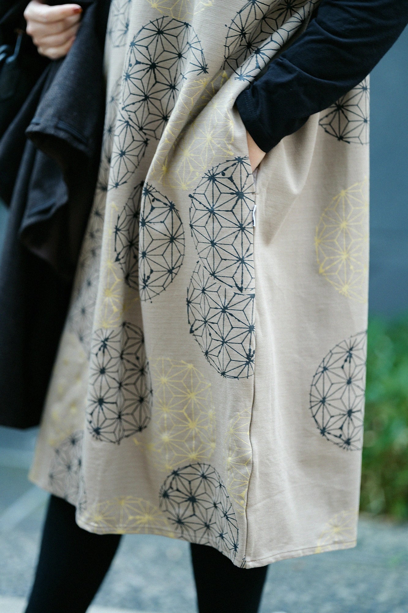 Interlock Knitting Rectangular Dress Shoulder Line／Hemp-leaf Pattern and Blank Beige