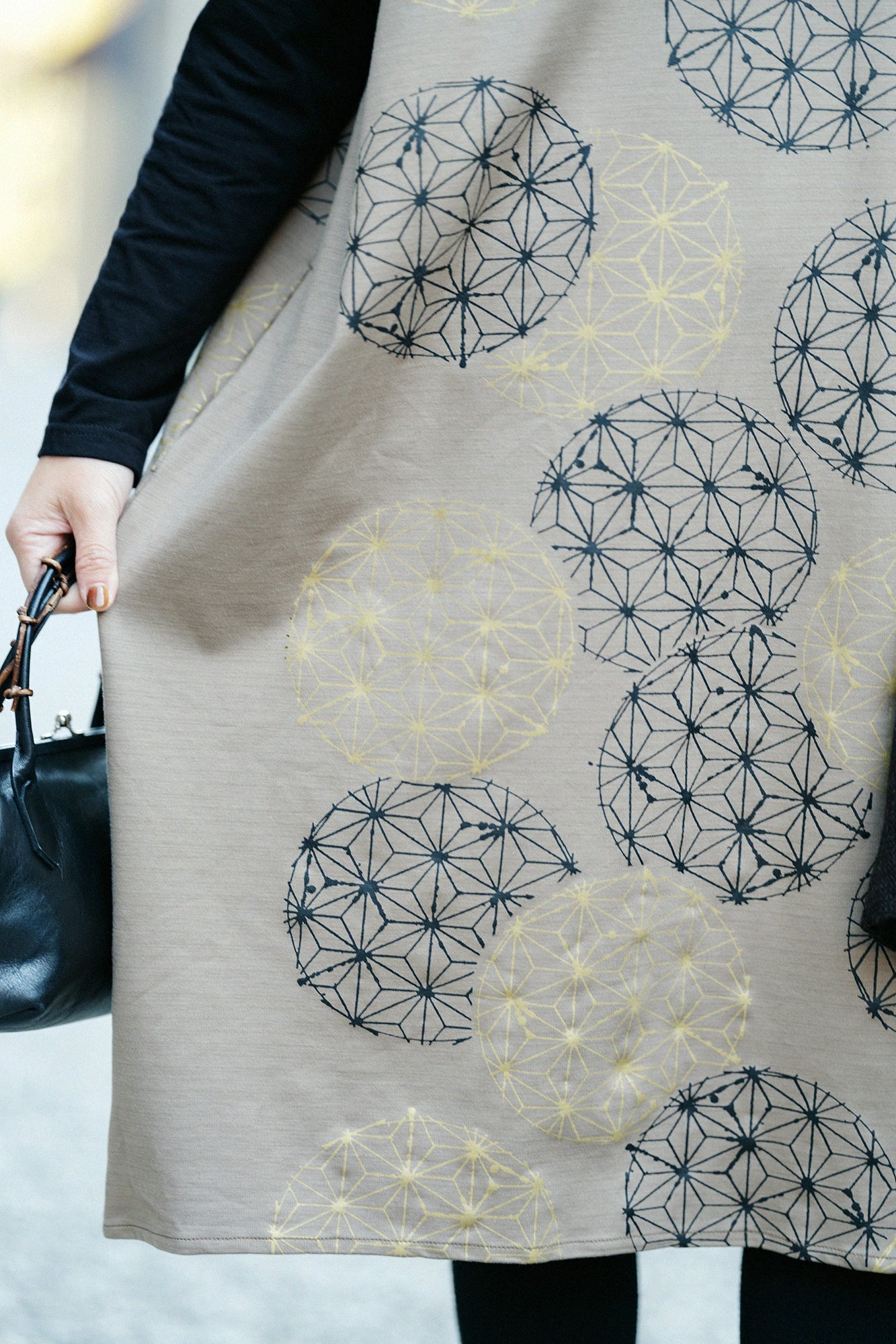 Interlock Knitting Rectangular Dress Shoulder Line／Hemp-leaf Pattern and Blank Beige